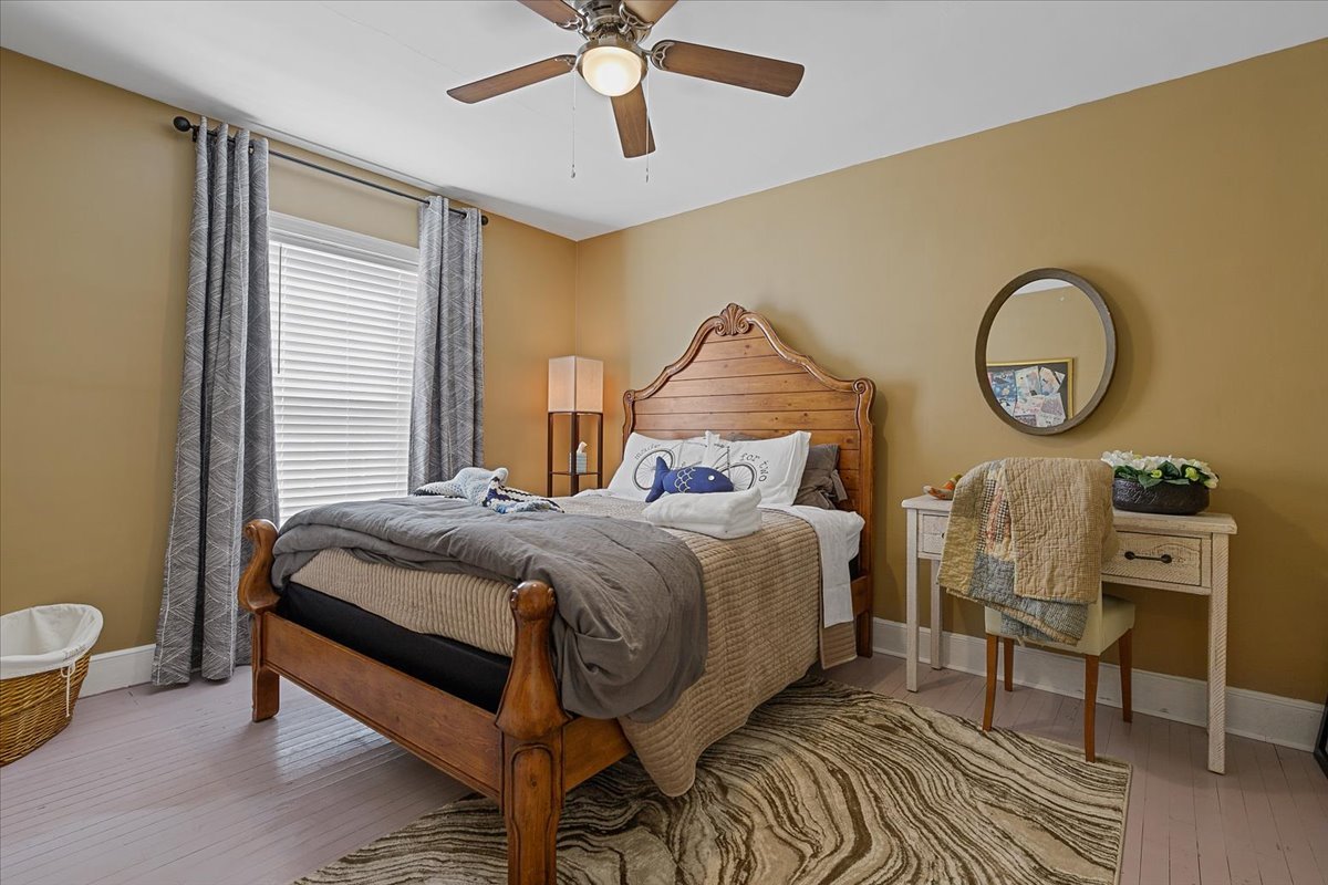 Downstairs bedroom with Queen bed, 100% cotton linens & memory foam mattress
