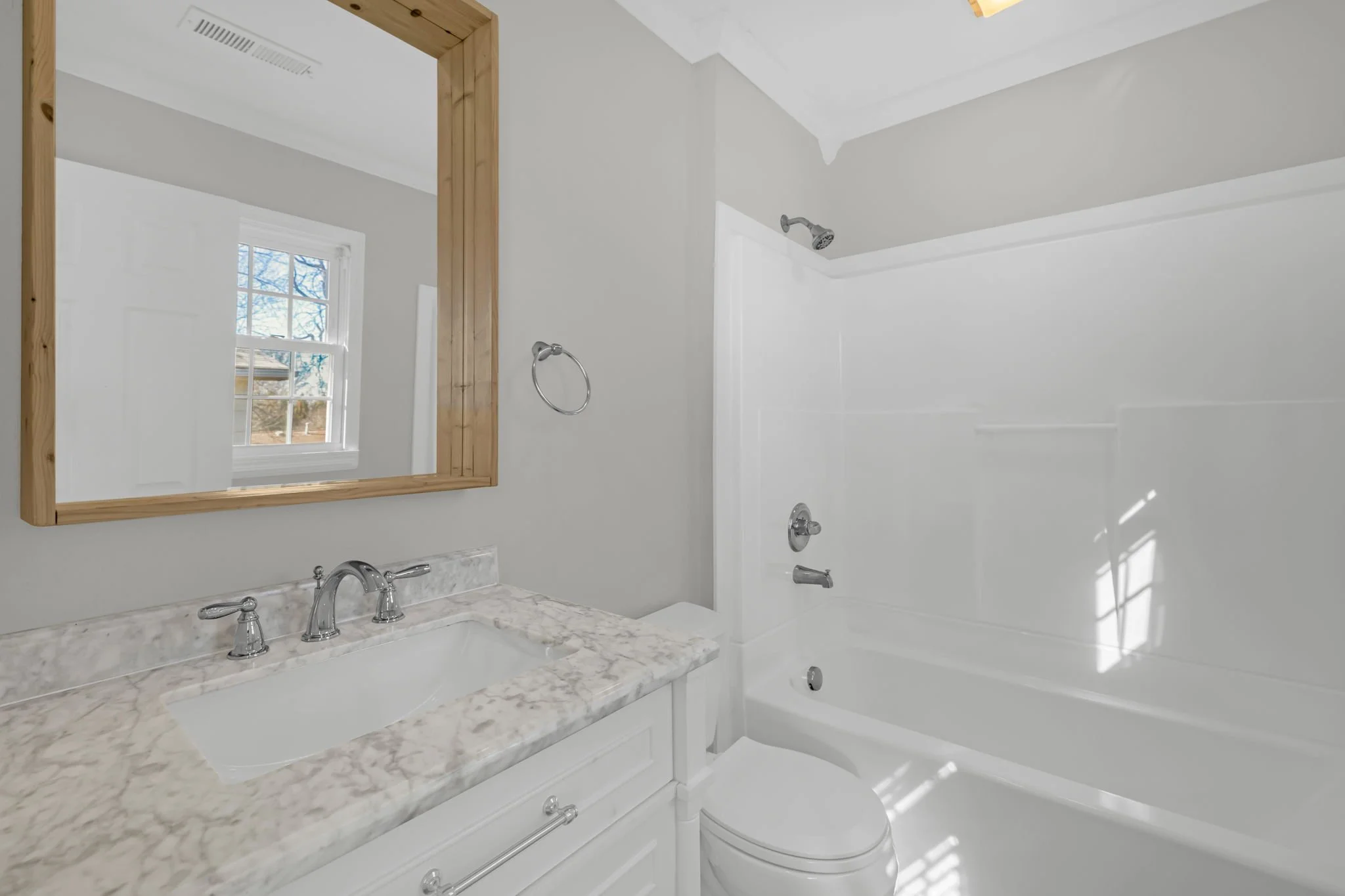 Primary bedroom with En suite Full bathroom with clean finishes and practical layout