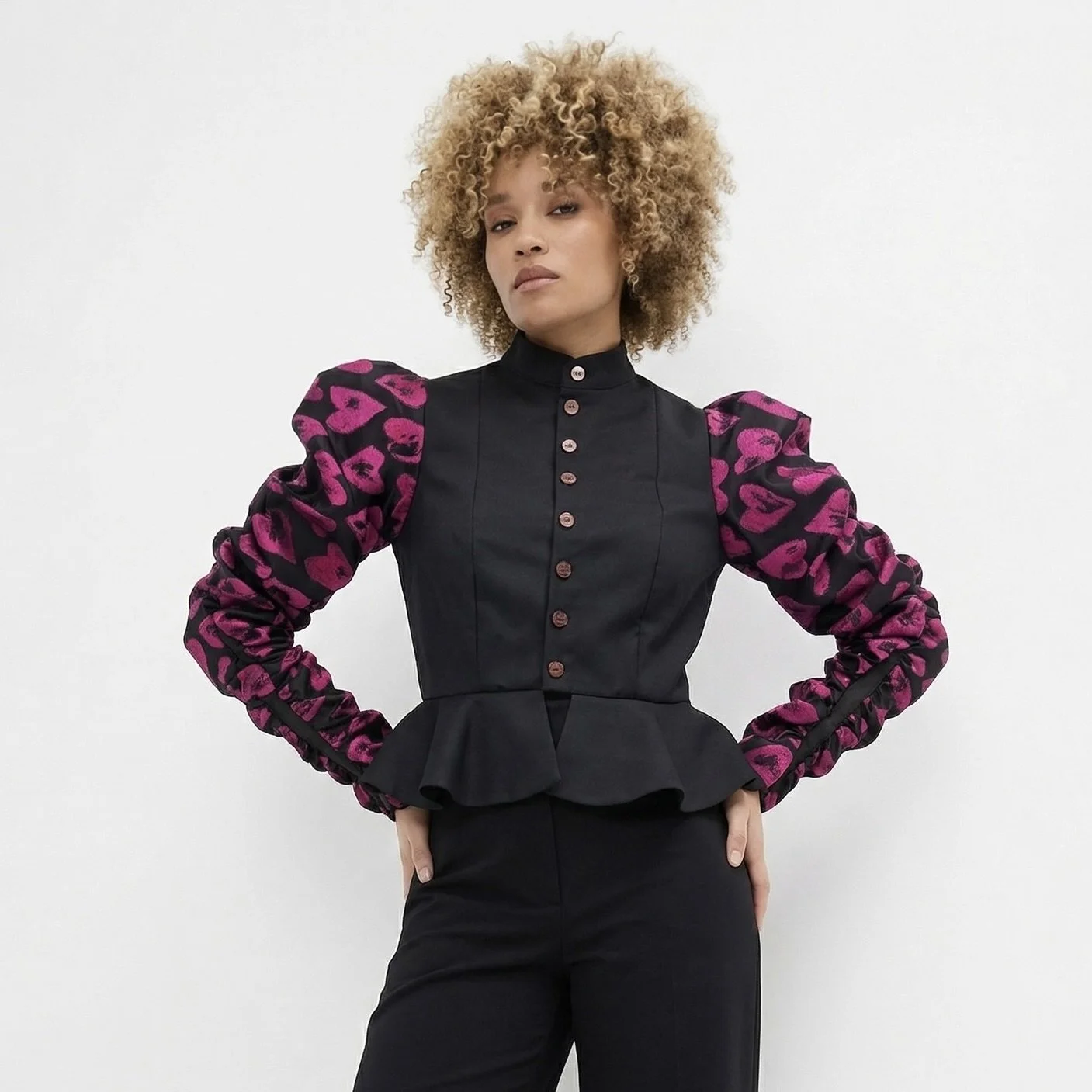 front schwarze bluse mit herz puffärmel angelika kauffmann.jpeg