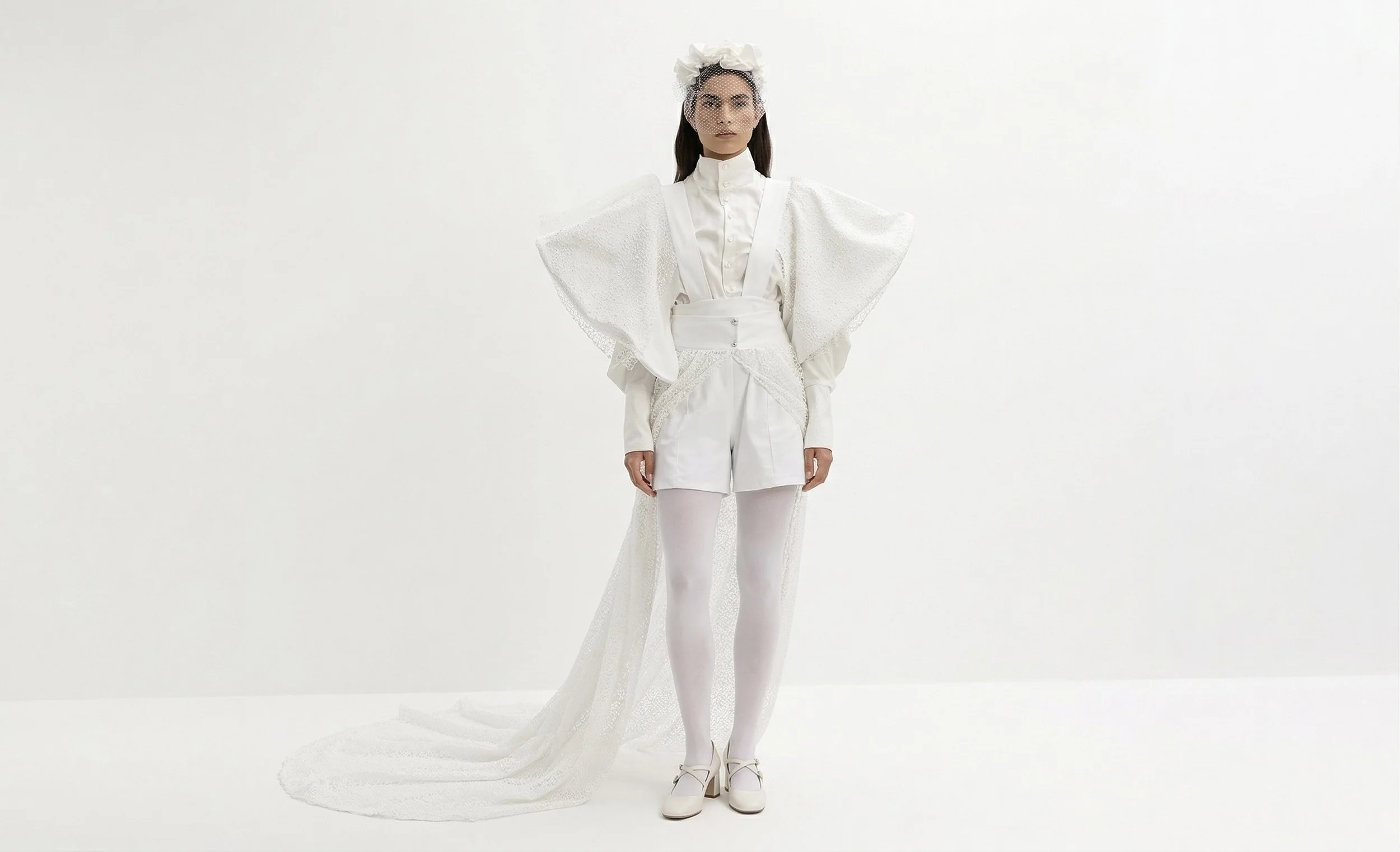 2 Teiler Weißer Overall mit Volants und separate Schleppe