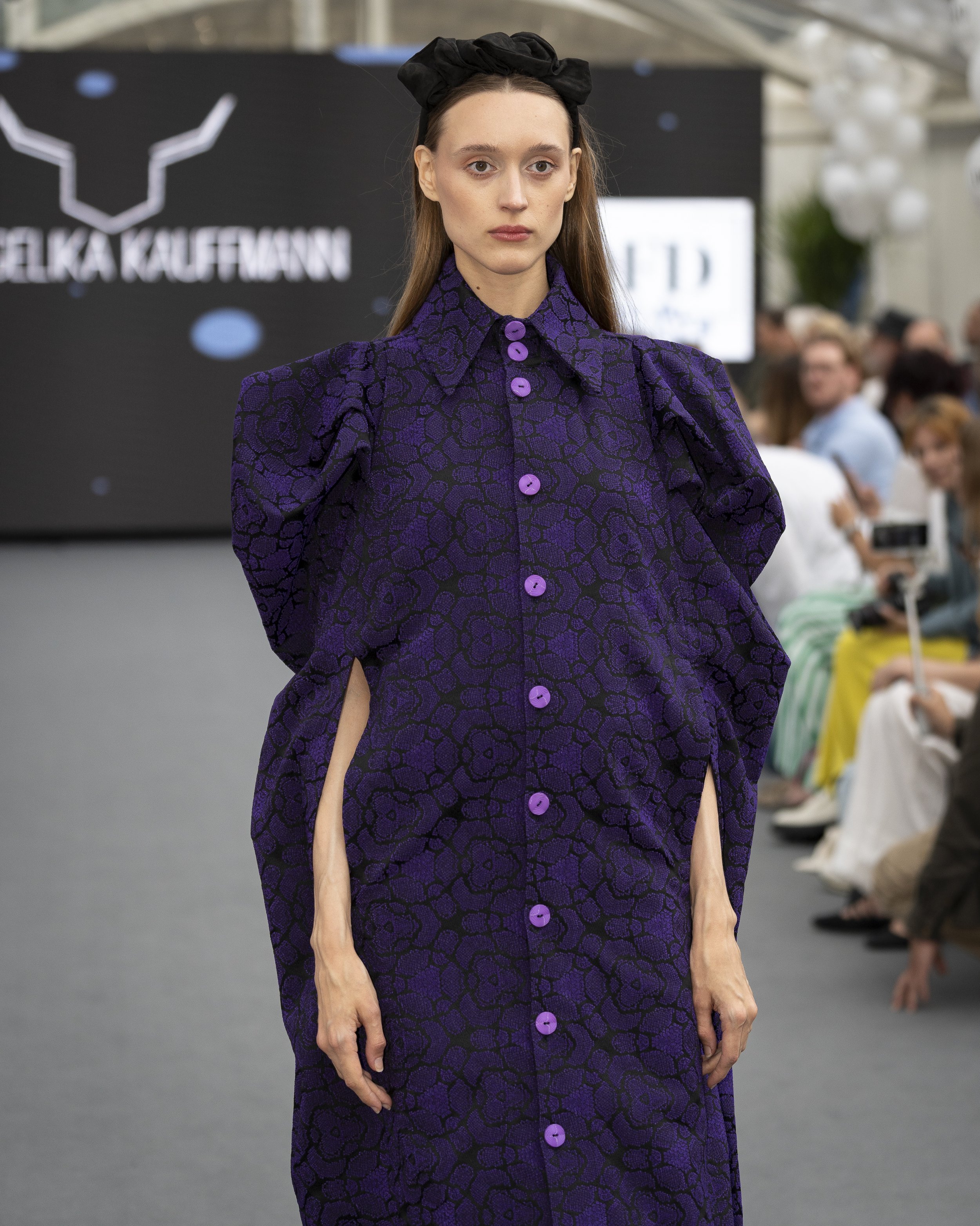 Angelika Kauffmann Modedesign Cape.jpg