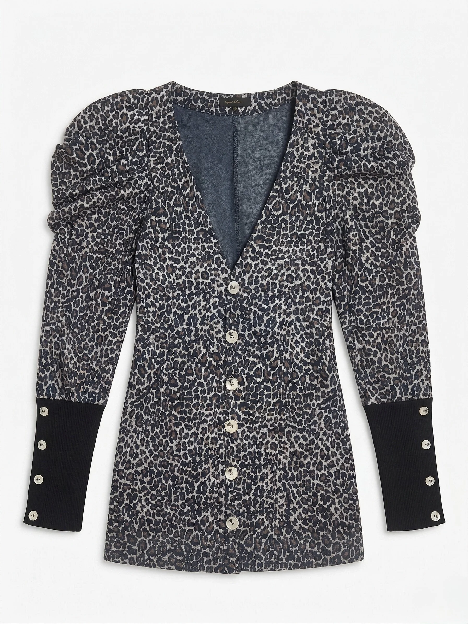 liegend leo kleid mit tiefem ausschnitt.jpeg