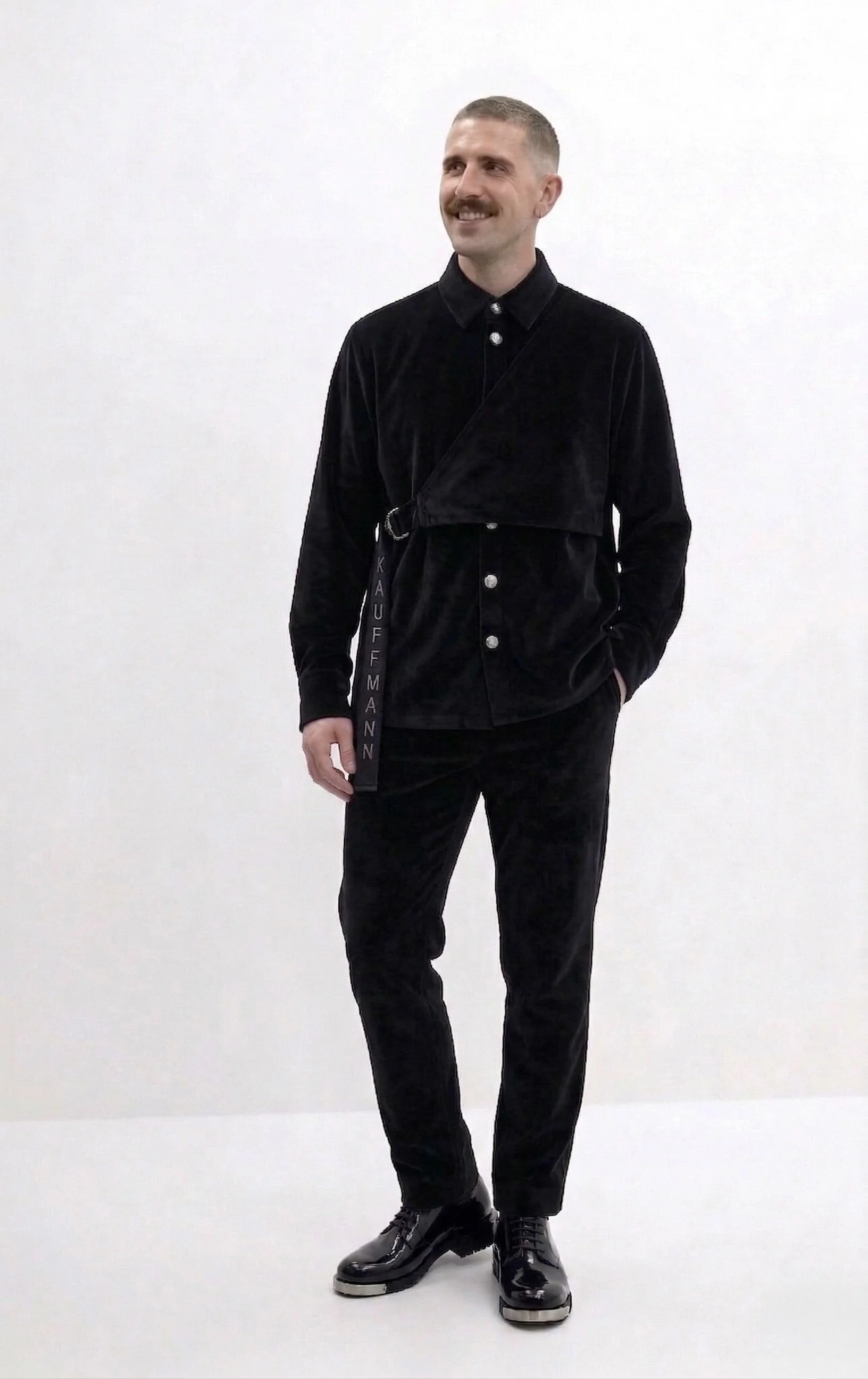 angezogen herrenhemd samt opitik angelika kauffmann.jpeg