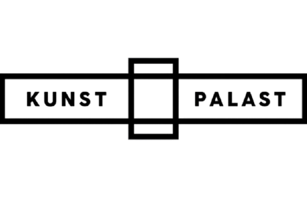 Grafik mit dem Text "KUNST PALAIST" in einer rechteckigen Rahmen mit Linien, die sie miteinander verbinden.