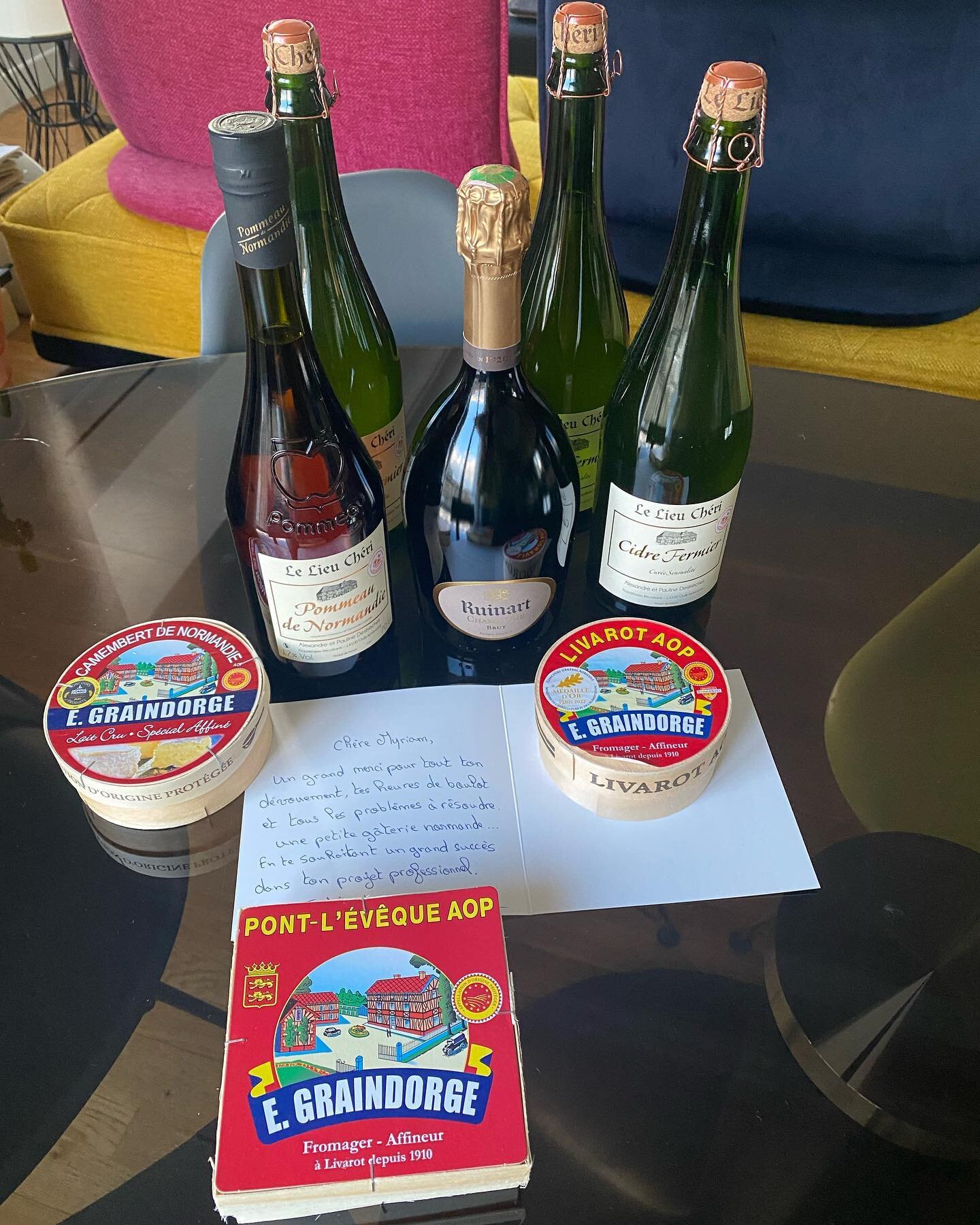 Quand tu re&ccedil;ois un colis de la part de l&rsquo;un de tes clients et que tu d&eacute;couvres qu&rsquo;il t&rsquo;a tellement bien cern&eacute;e avec tous ces bons produits made in Normandie ! 😅
Ce m&eacute;tier n&rsquo;est pas facile tous les 