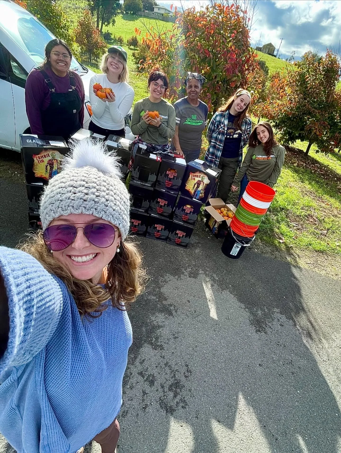 On Tuesday, our @caclimateaction fellows teamed up with @farmtopantry to glean 640 pounds of persimmons! 🍊✨
The harvest made its way from Petaluma&rsquo;s Live Oak Farm to several Farm to Pantry partners, including:
Dutton Community Health Clinic, V