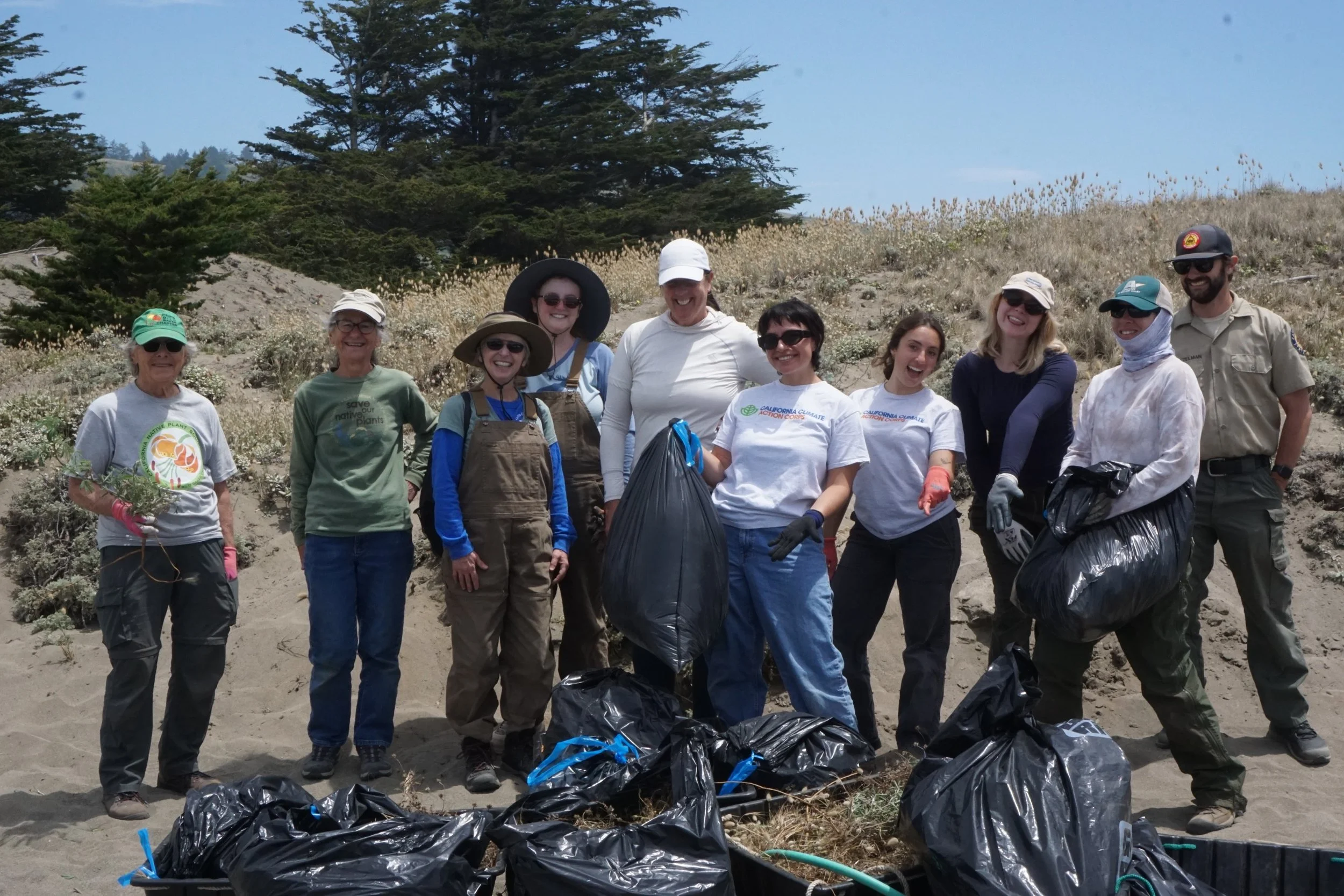 Beach [work] day! 🏖️

With the support of @castateparks and the amazing volunteer base from @cnpsmilobaker, our @caclimateaction fellows hosted an invasive removal day - right in the warm sand with a view of the ocean at Goat Rock ☀️

We spent the m