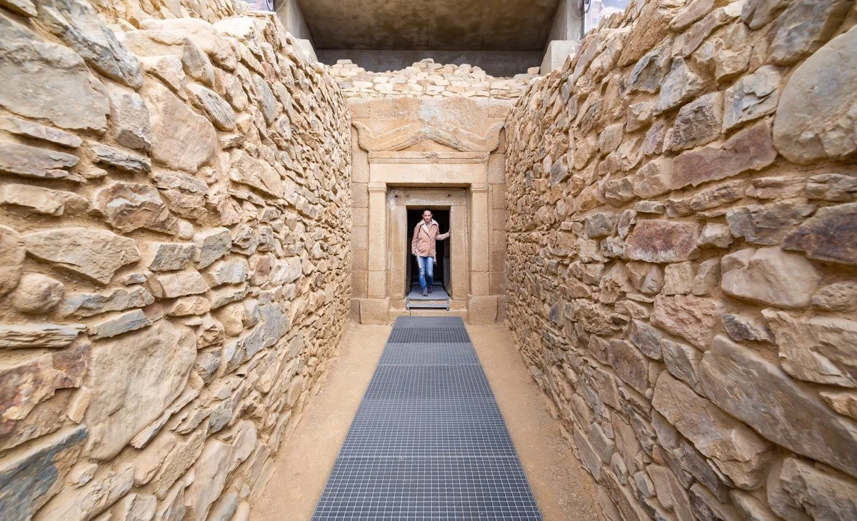 Thracian Tombs corridor.jpg