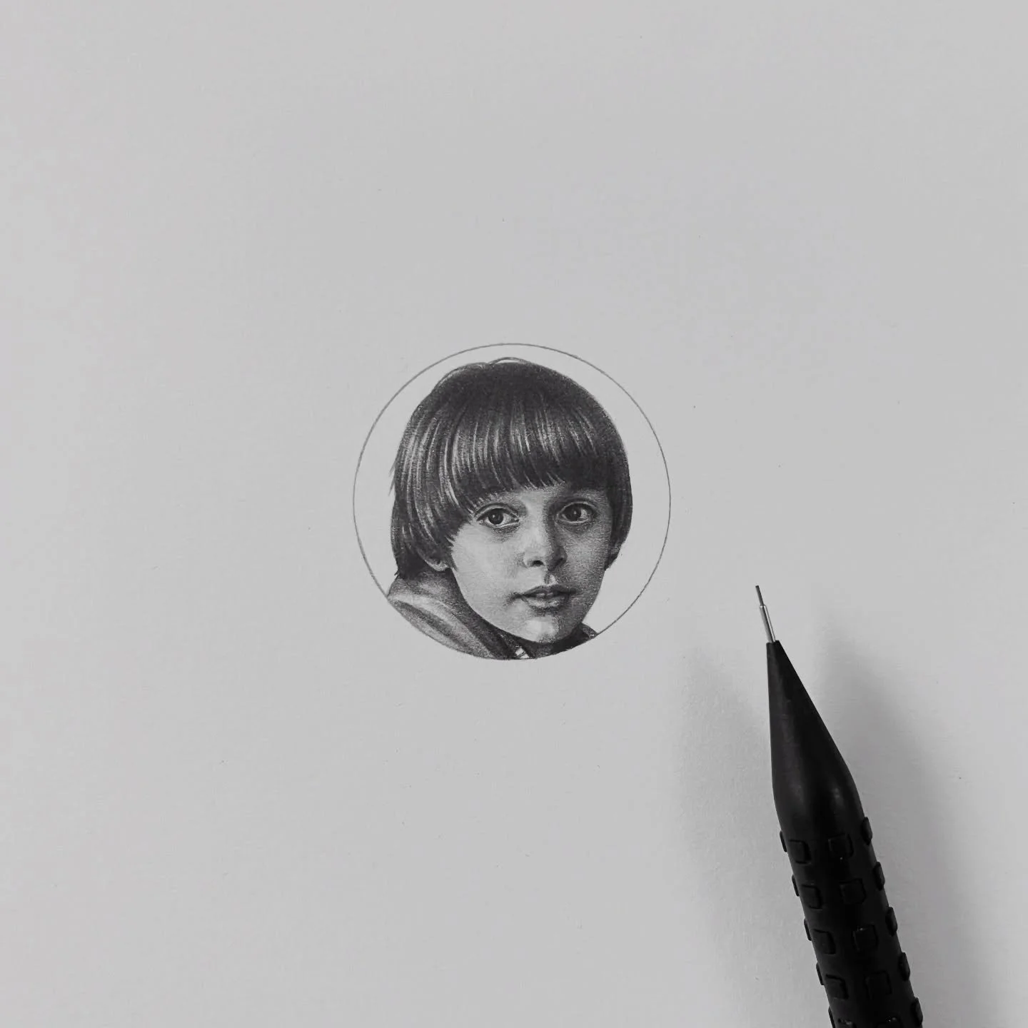 THE TINY LITTLE ONE, &ldquo;Noah Schnapp_ Will Byers in Stranger Things on Netflix&rdquo;

윌 ⛺️

#noahschnapp #strangerthings #graphitedrawing #portrait #juliesongart