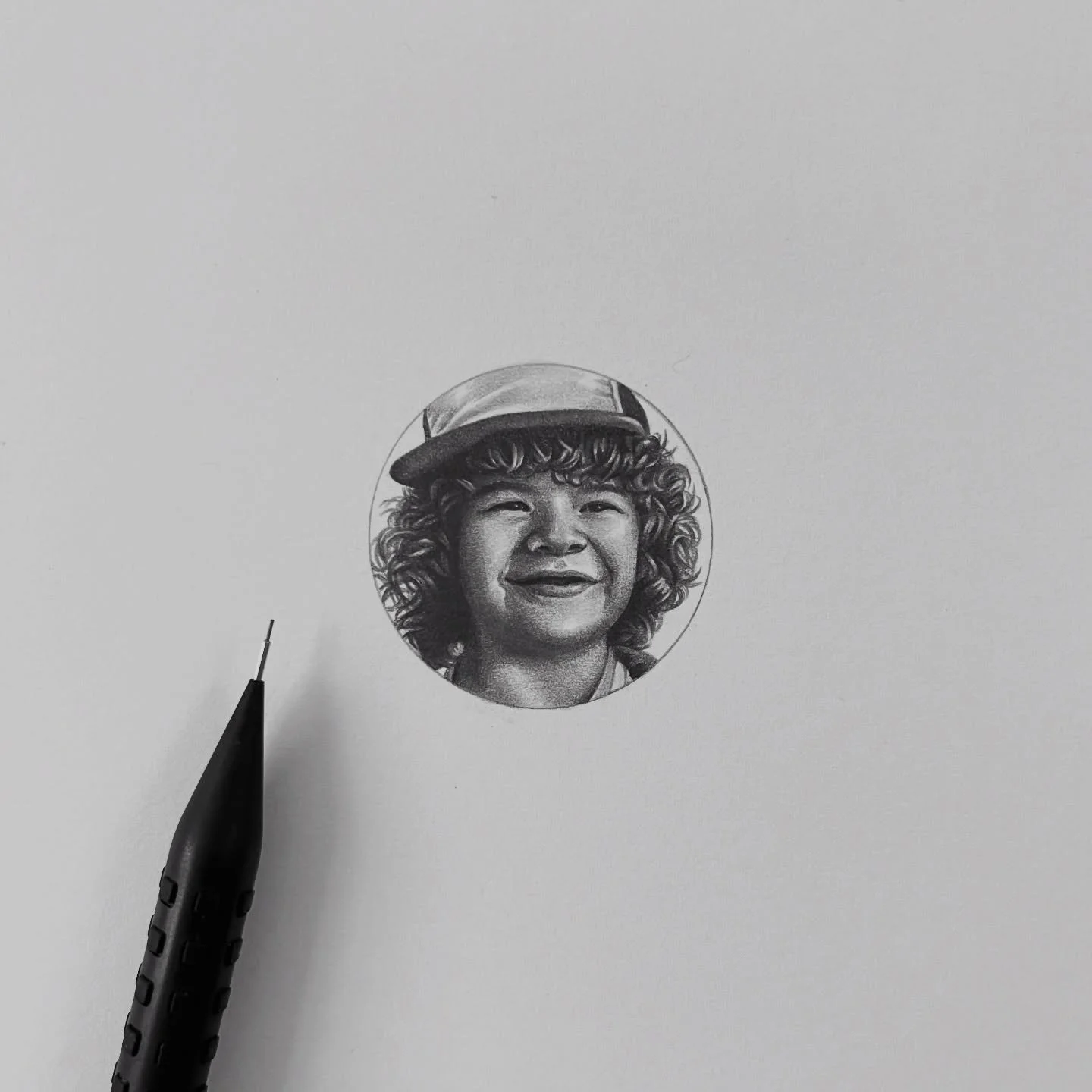 THE TINY LITTLE ONE, &ldquo;Gaten Matarazzo_ Dustin Henderson in Stranger Things on Netflix&rdquo;

더스틴 🧢

#gatenmatarazzo #strangerthings #graphitedrawing #portrait #juliesongart