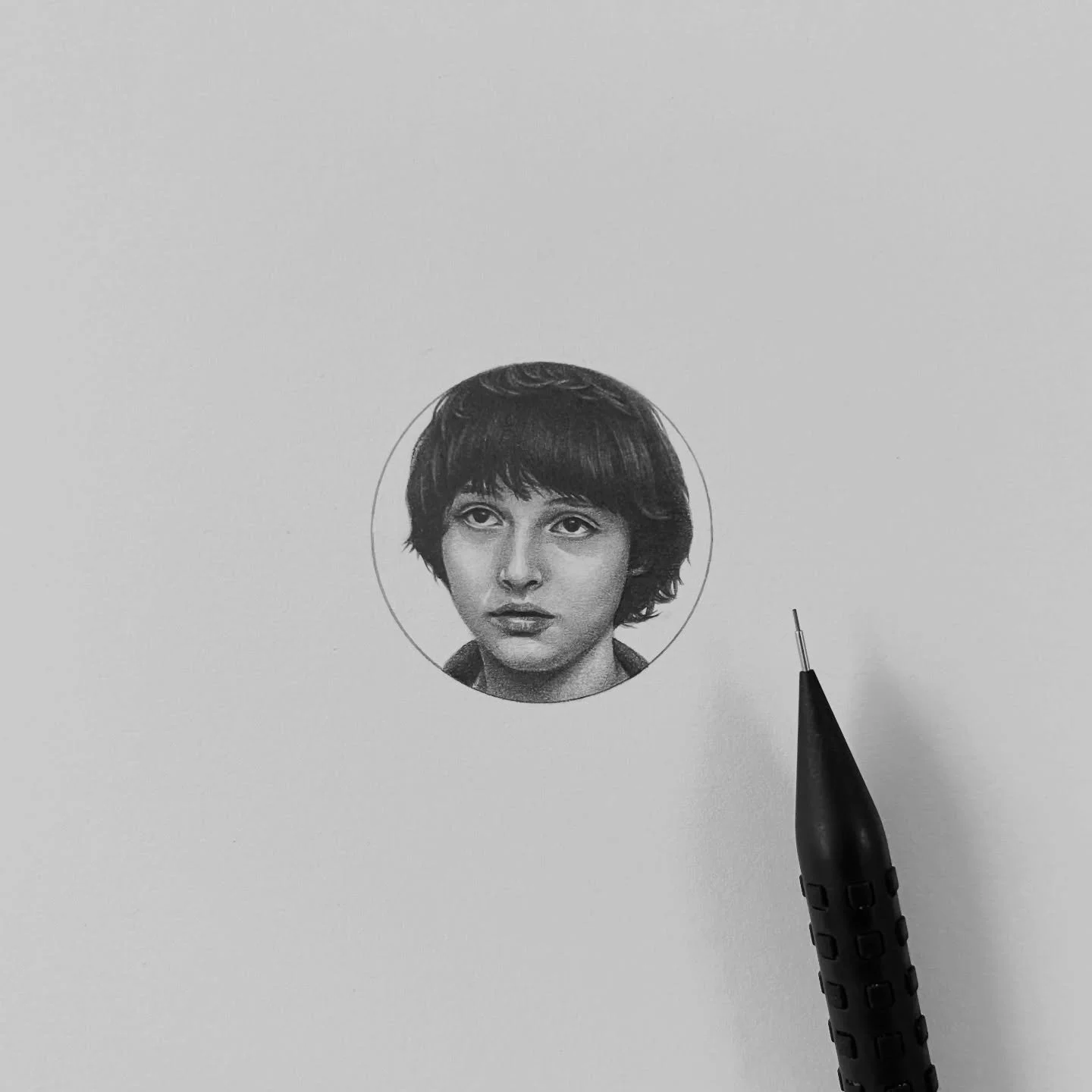 THE TINY LITTLE ONE, &ldquo;Fin Wolfhard_ Mike Wheeler in Stranger Things on Netflix&rdquo;

마이크 🚲

#finnwolfhard #strangerthings #graphitedrawing #portrait #juliesongart