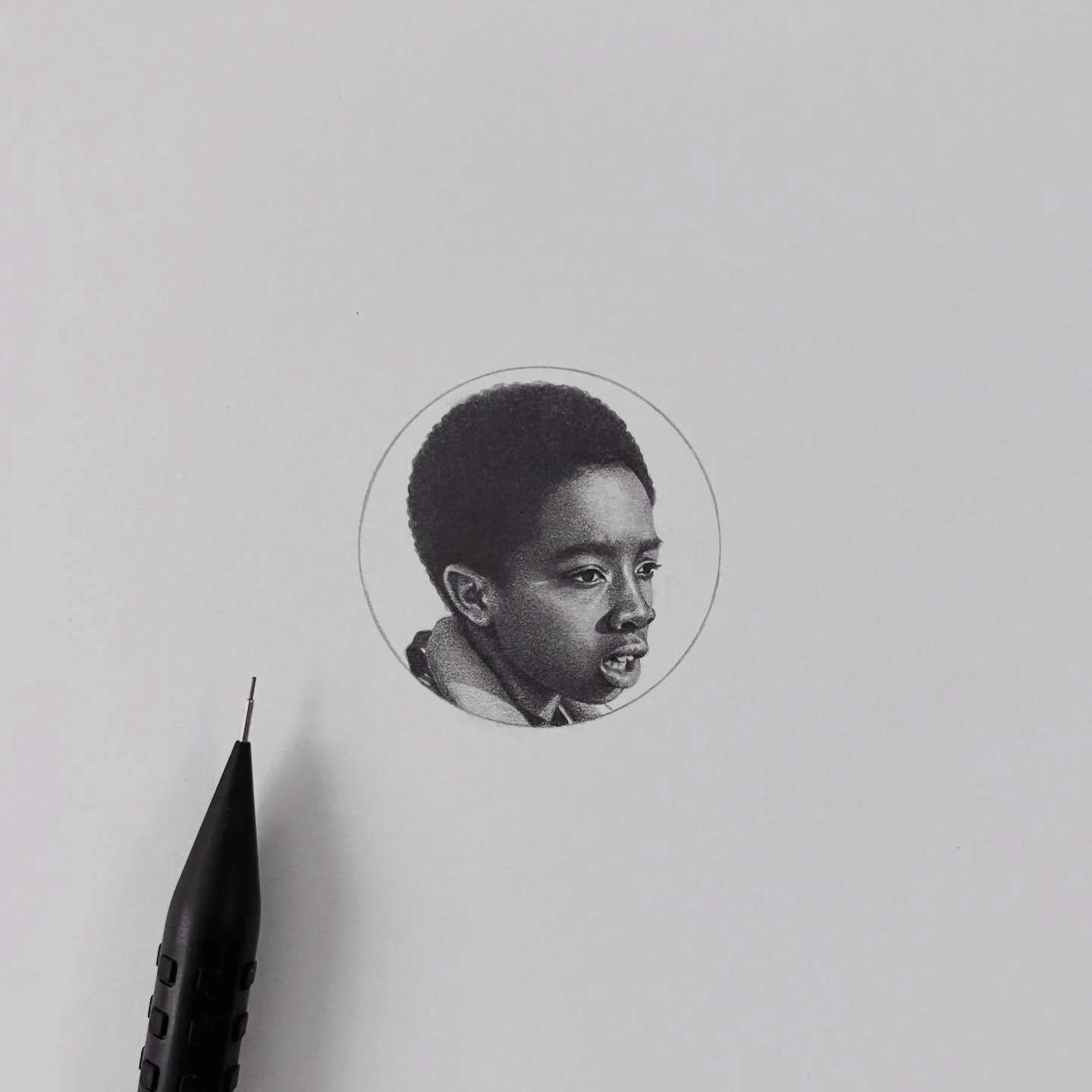 THE TINY LITTLE ONE, &ldquo;Caleb Mclaughlin_ Lucas Sinclair in Stranger Things on Netflix&rdquo;

루카스 🎒

#calebmclaughlin #strangerthings #graphitedrawing #portrait #juliesongart