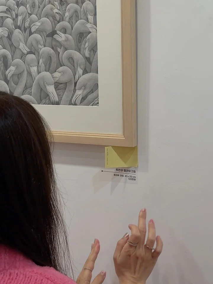 &ldquo;숨바꼭질 (Hide and Seek)&rdquo; 전시를 위한 그림 설치 완료 🫡

숨바꼭질 (Hide and Seek)

전시기간 : 3월 14일 - 4월 9일

갤러리 더컬러 GALLERY THE COLOUR
서울 양천구 신정중앙로 71
신한커머스 건물 지하 1층 갤러리
평일 및 토요일 : 오전 10시 - 오후 6시

Installation day for &ldquo;Hide and Seek&rdquo; exhibition ?