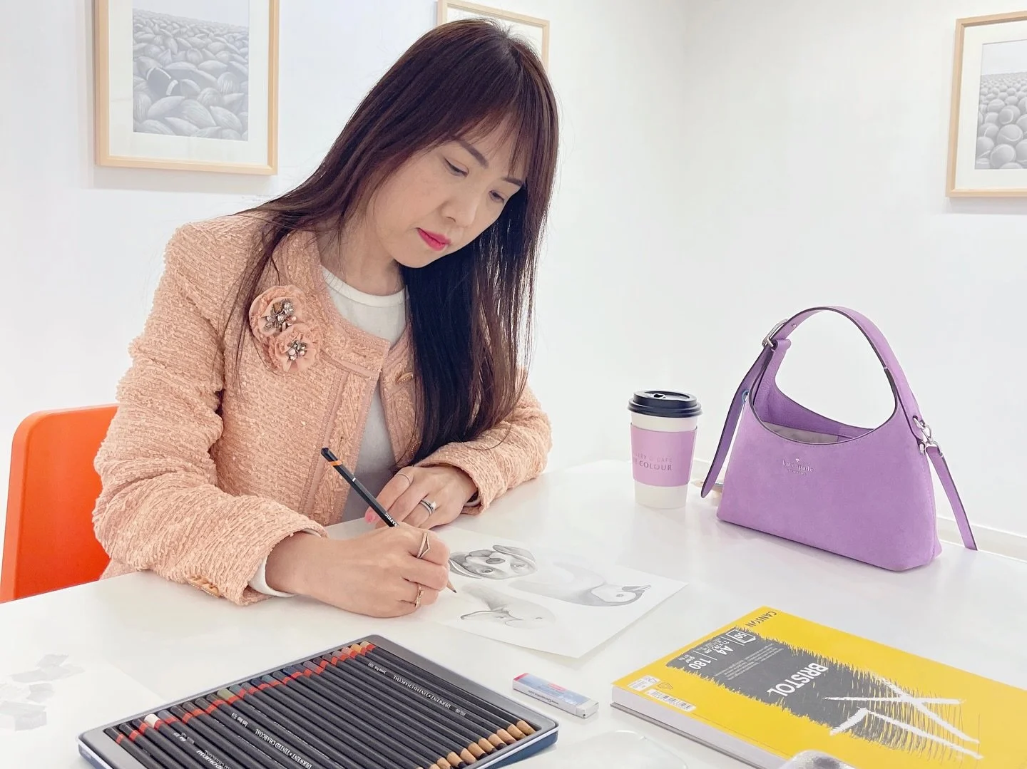 3월 28일에 갤러리더컬러에서 연필화 원데이 클래스가 있었어요✍🏼 연필화를 좋아하셔서 클래스를 위해 다양한 지역에서 오신 수강생분들 뵙게 되어서 너무 즐겁고 기분 좋은 시간이었습니다. 앞으로 꾸준히 연필과 연필화 사랑해주시길 그리고 다시 좋은 기회로 뵐 수 있기를 바래요🤍

그리고 다양한 재료와 장소를 후원해주신 &rdquo;더웬트&ldquo;@derwent.kr &rdquo;신한커머스&ldquo; @sinhancorp께 감사 드립니다 ☺️