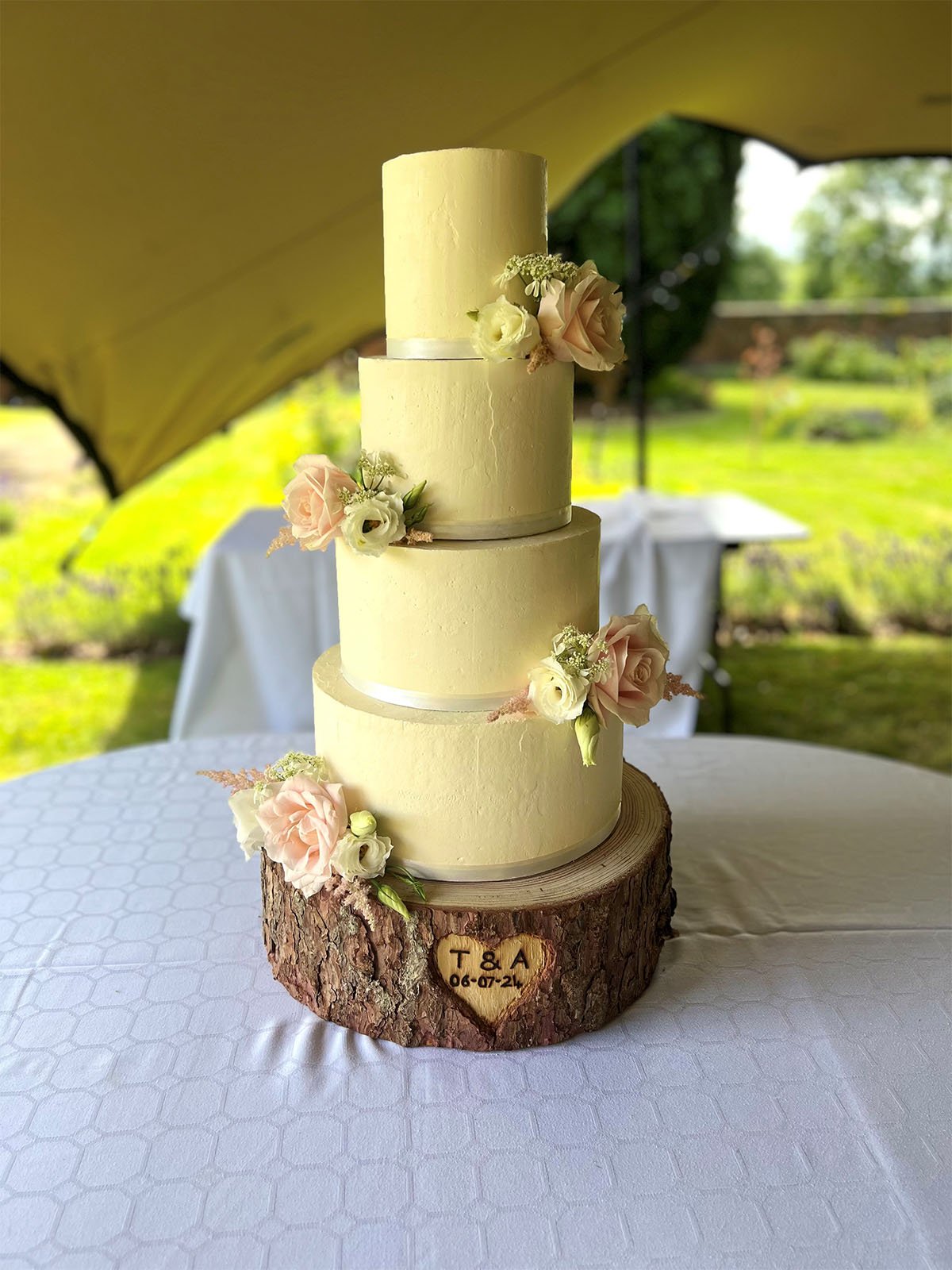 buttercream-wedding-cake-st-asaph-catherdral