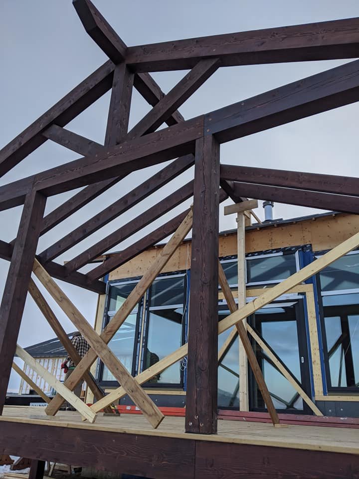I had the chance to help in the prepartion and building of this amazing timber structure on a house in Red Deer County.