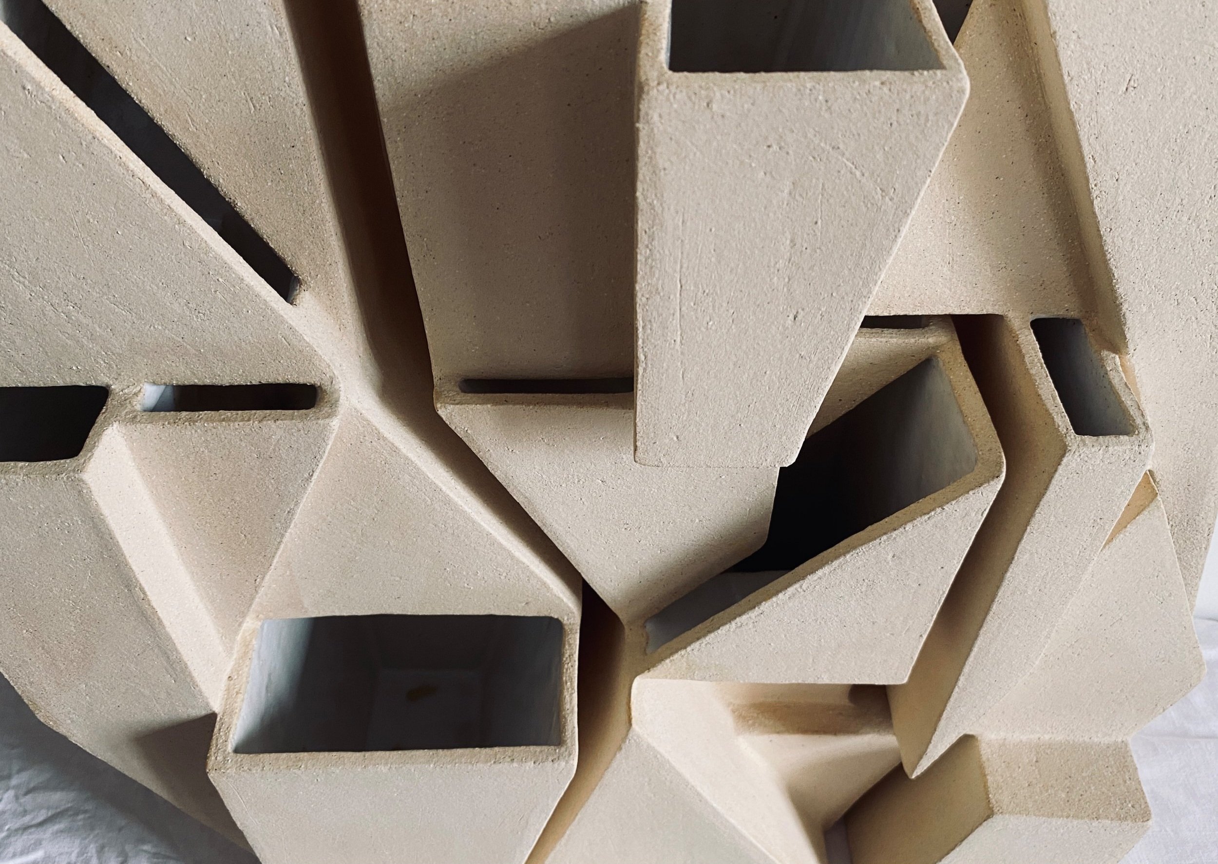 Bas-relief – art céramique –sculpture origami – Caroline Desile