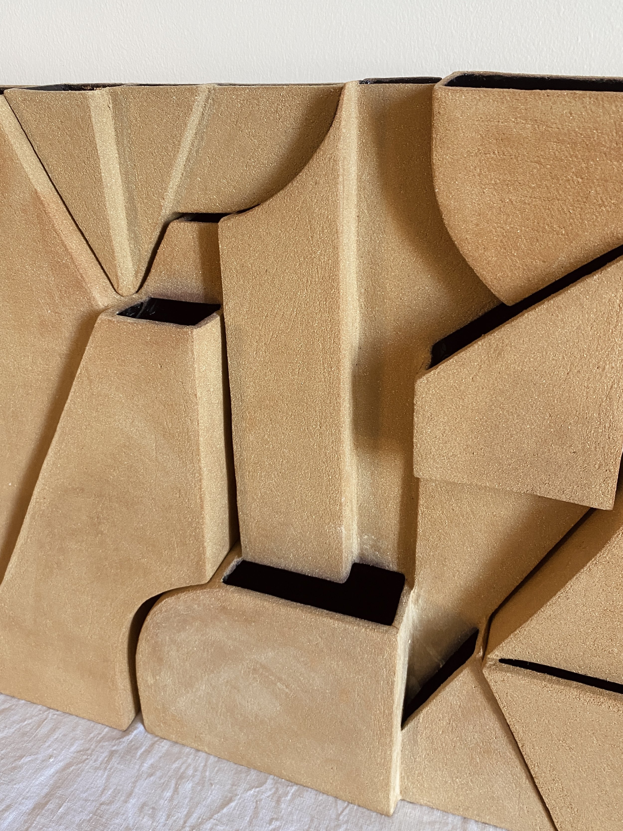 Bas-relief – art céramique –sculpture desert – Caroline Desile