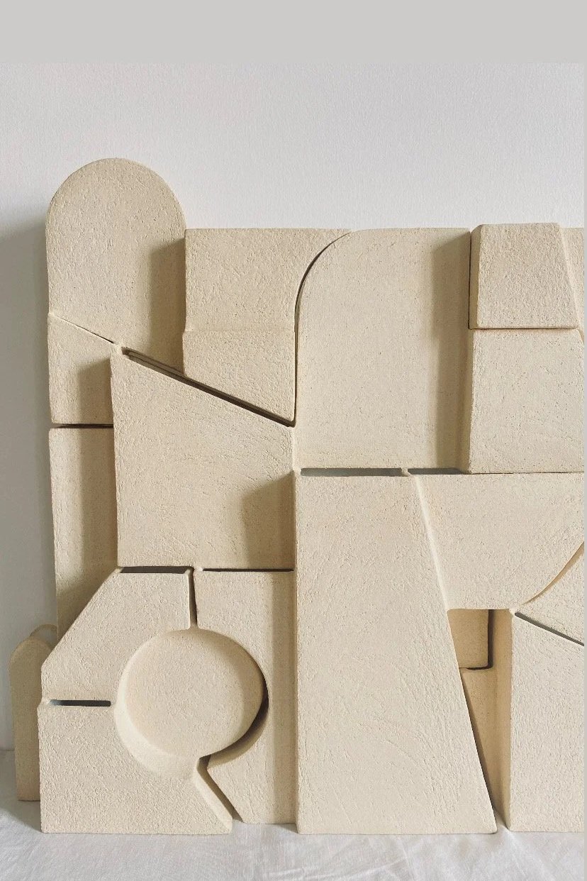 Sculpture bas-relief en grès – Caroline Desile – série Cantilever