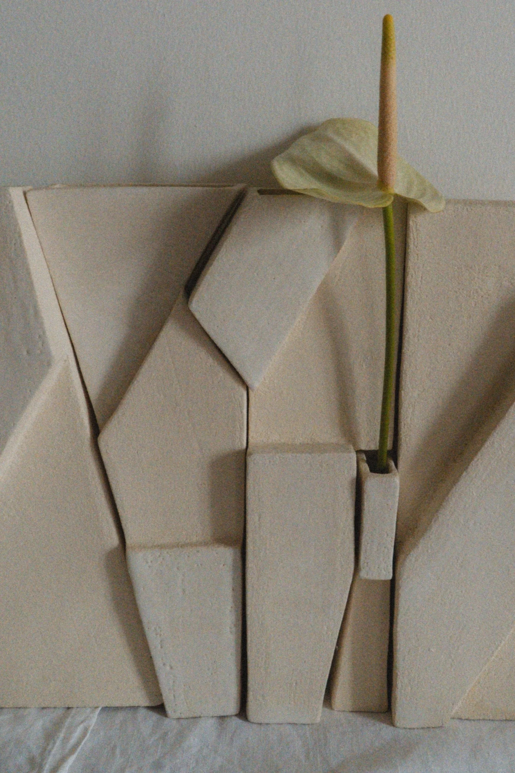 Sculpture bas-relief en grès – Caroline Desile – série Cliff