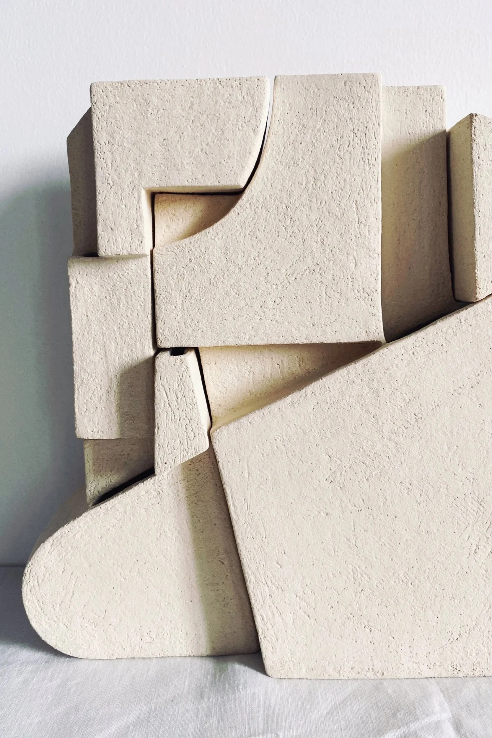 Sculpture bas-relief en grès – Caroline Desile – série Cantilever