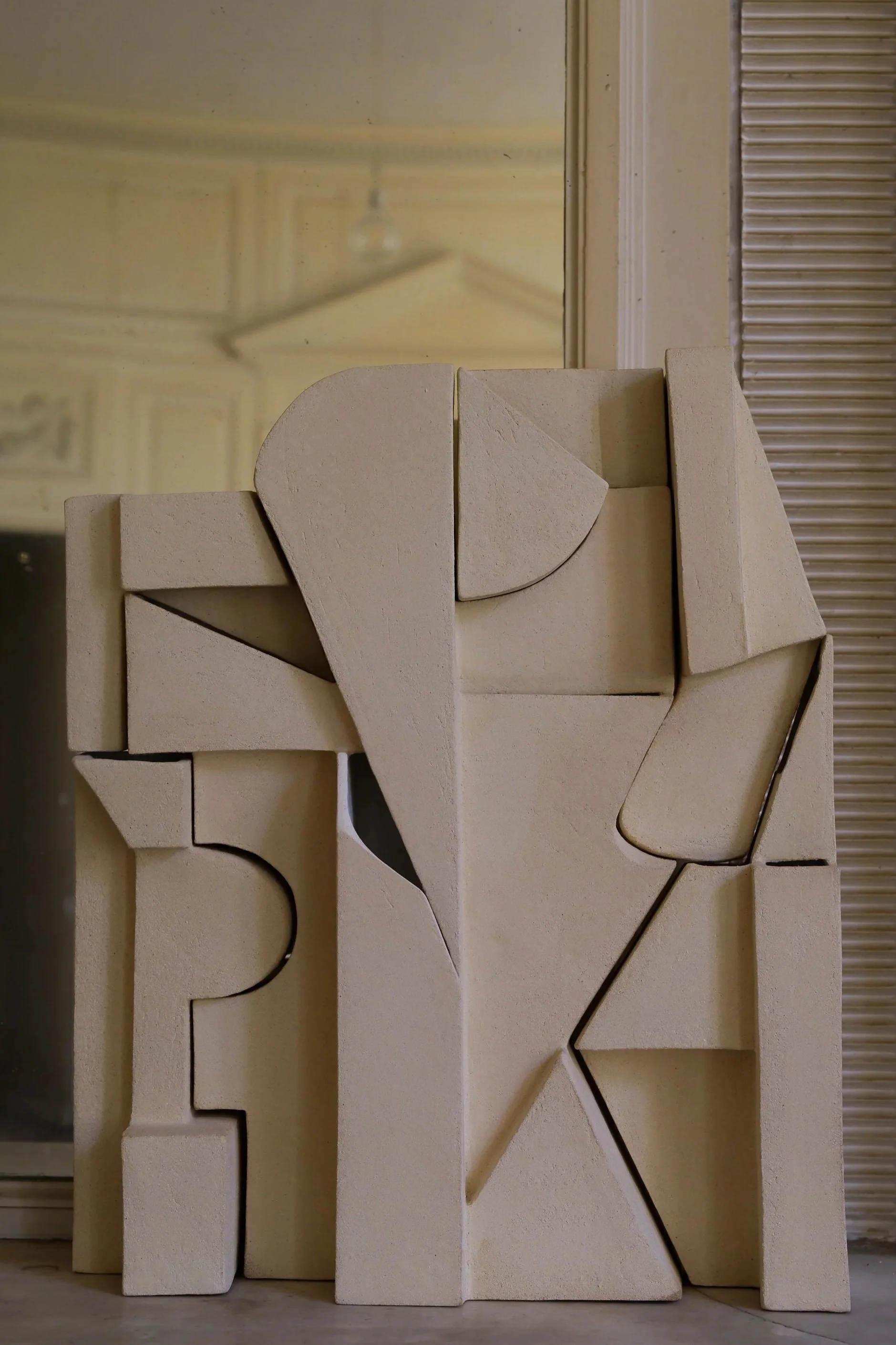 Sculpture bas-relief en grès – Caroline Desile – série Cantilever