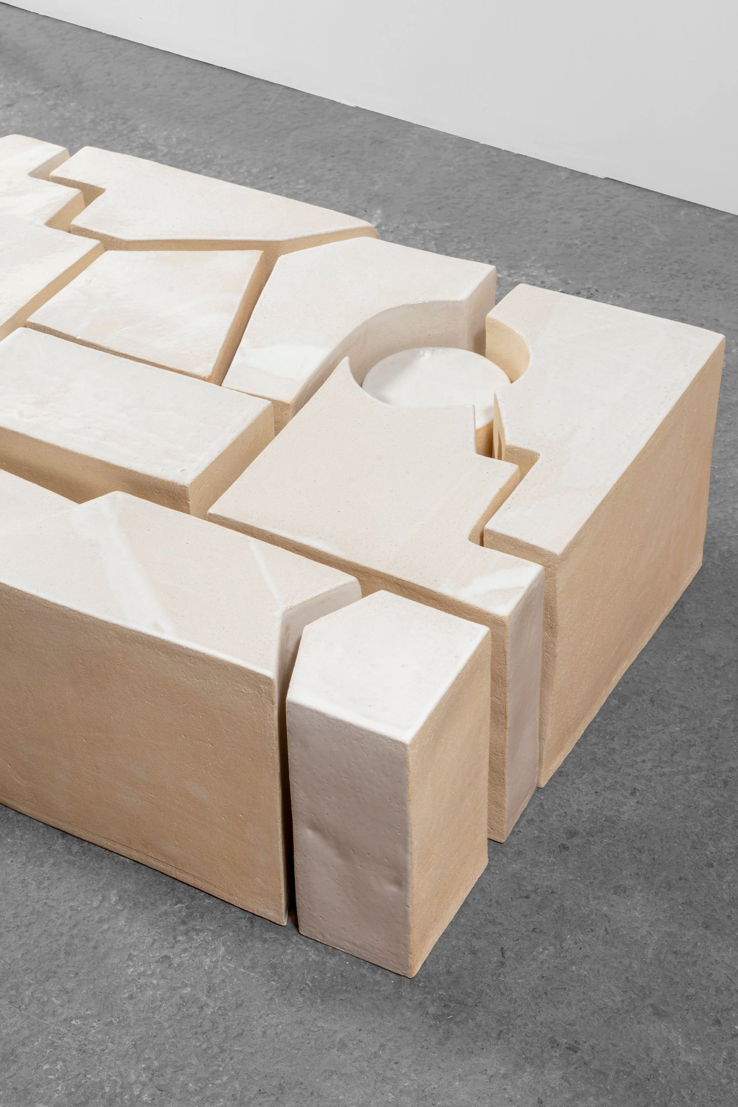 Table sculpturale en grès – Fragments de territoire – Caroline Desile – Geograms