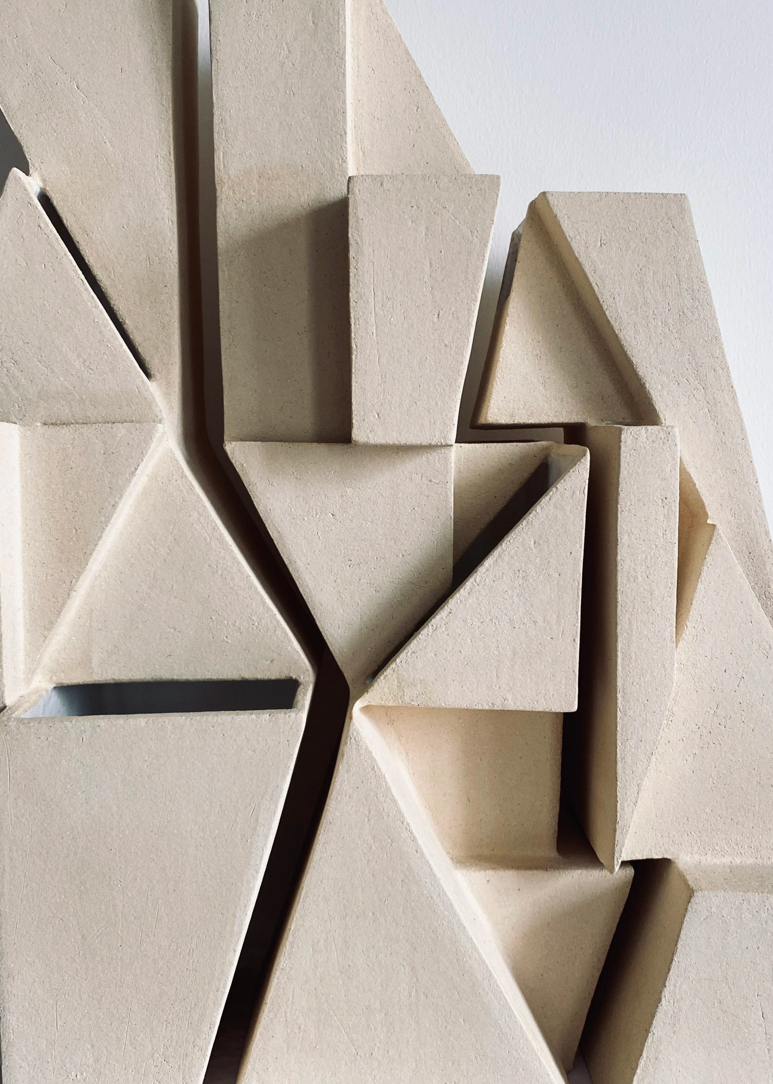 Sculpture en grès – Caroline Desile – bas-relief mural