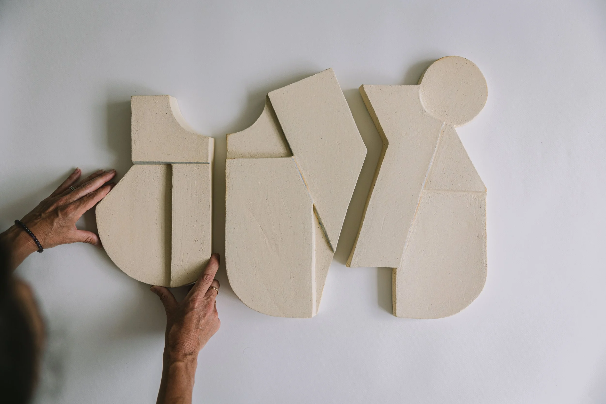 Bas-relief mural – art céramique –sculpture plaza – Caroline Desile