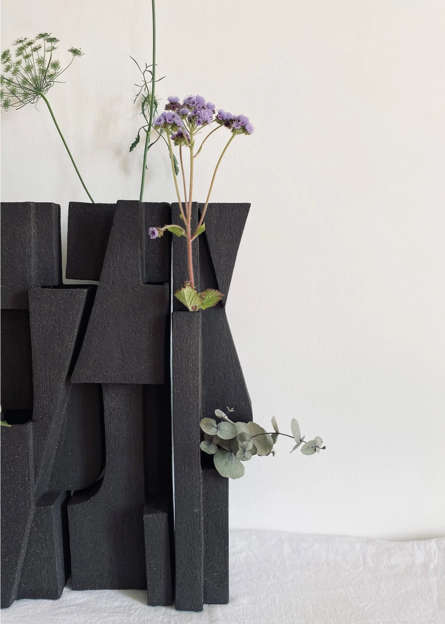 Bas-relief – art céramique –sculpture basalt – Caroline Desile