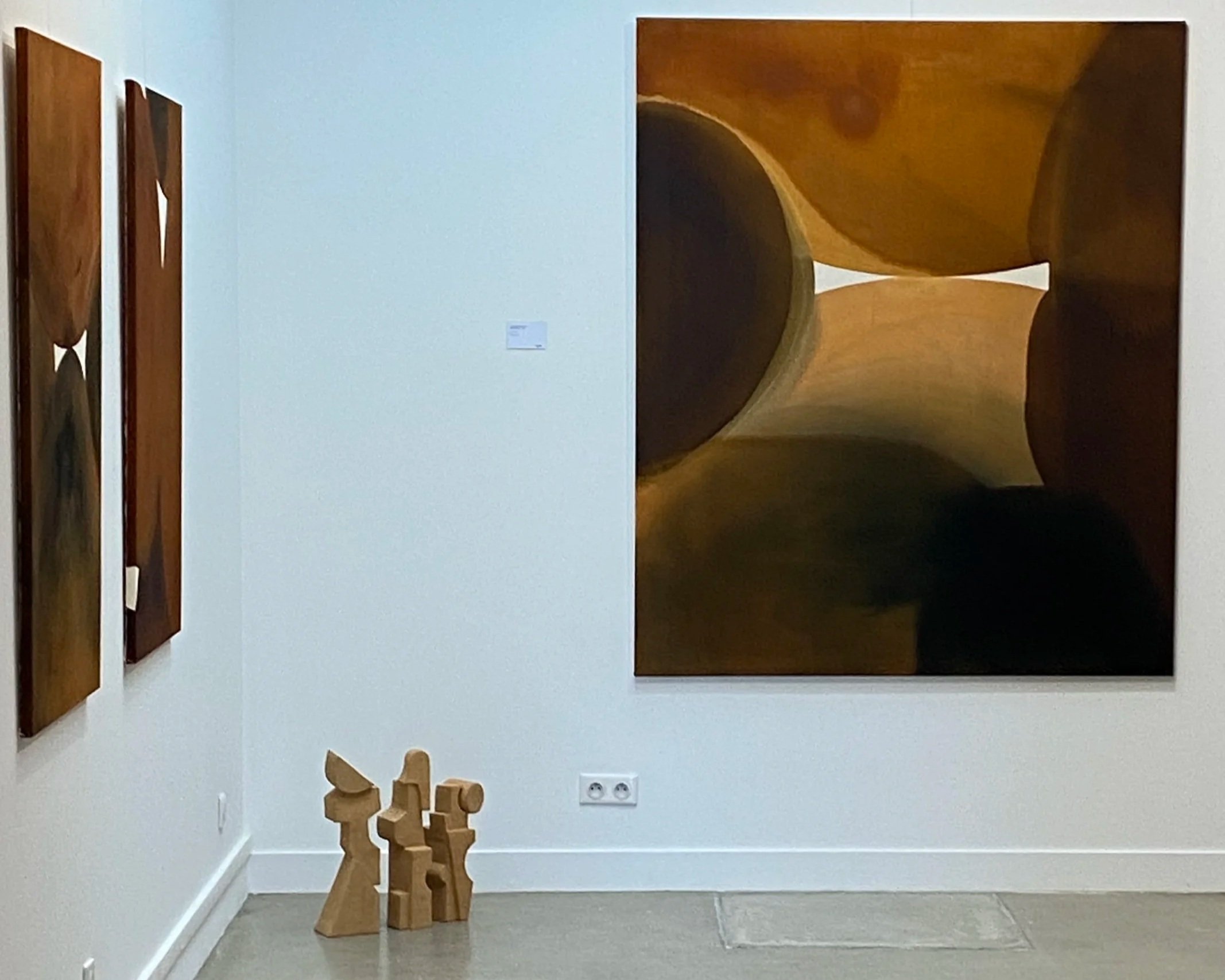 Installation céramique contemporaine et peinture – Caroline Desile – architecture et matière