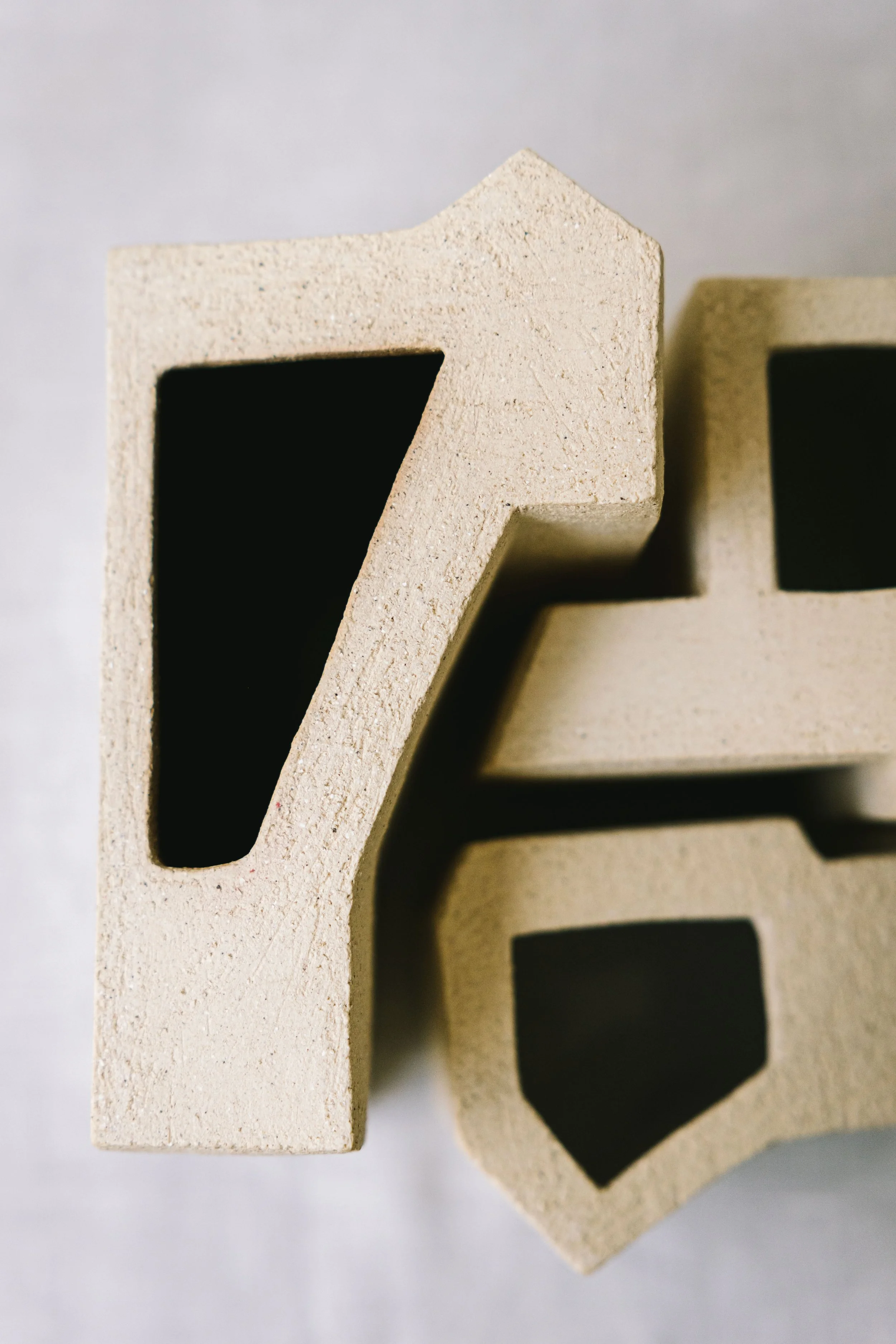 Bas-relief – art céramique –sculpture district – Caroline Desile