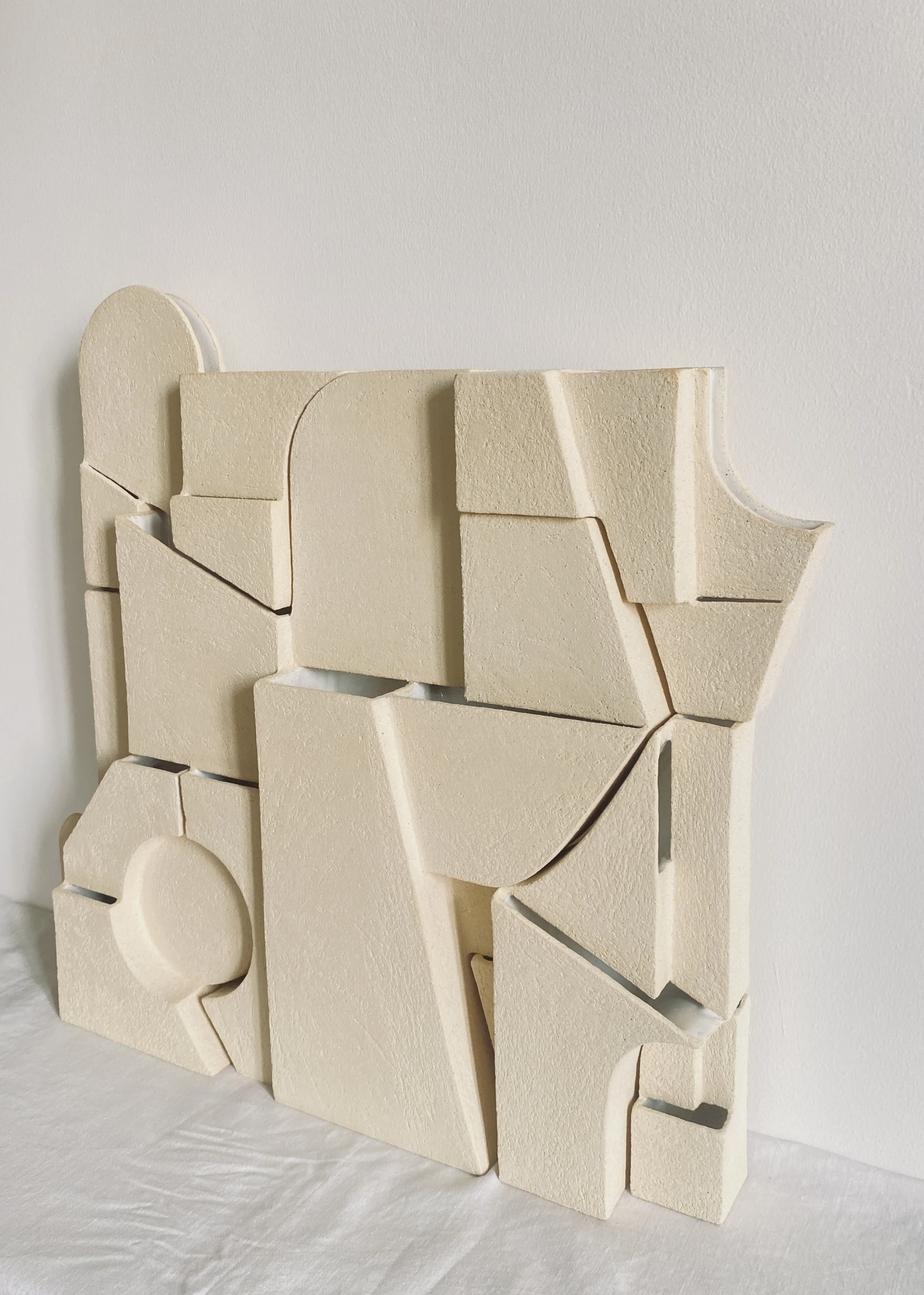 Bas-relief – art céramique –sculpture cantilever – Caroline Desile