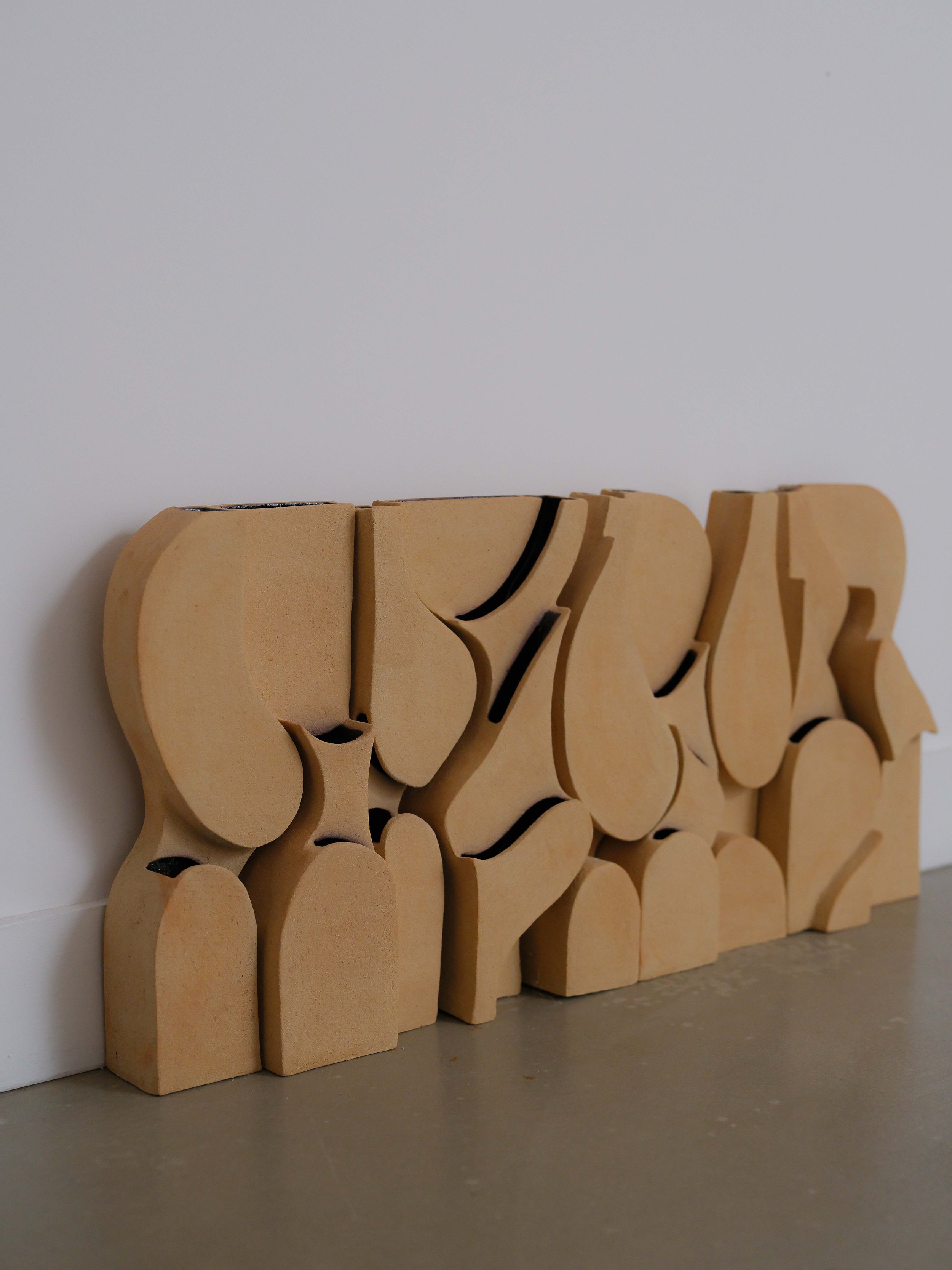 Sculpture bas-relief en grès – Caroline Desile – série Hill