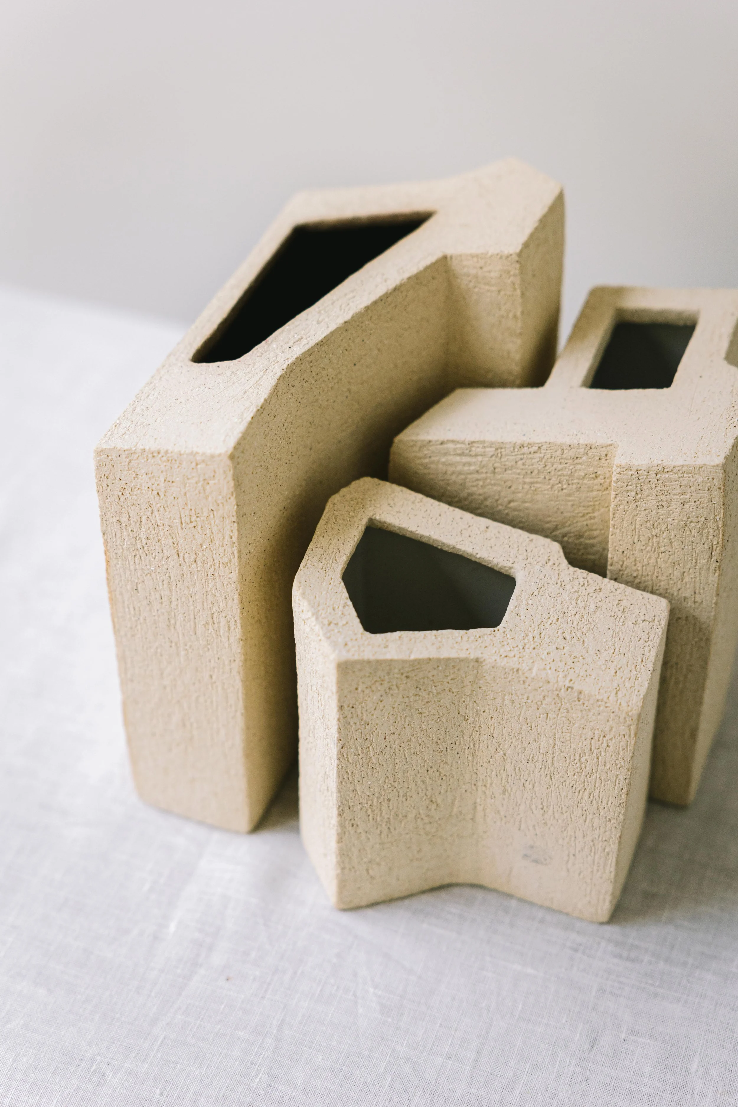 Bas-relief – art céramique –sculpture district – Caroline Desile