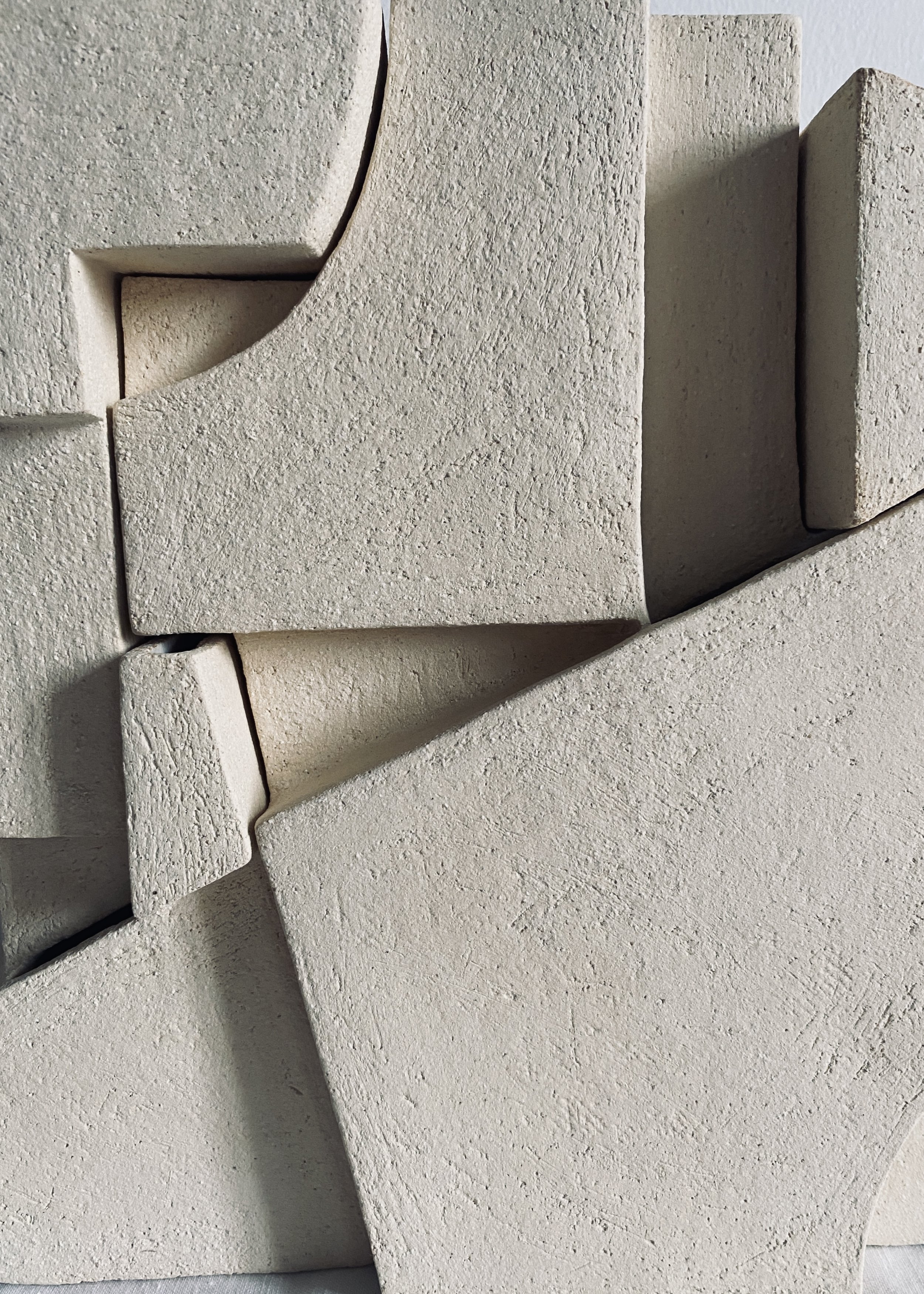 Bas-relief – art céramique –sculpture cantilever – Caroline Desile