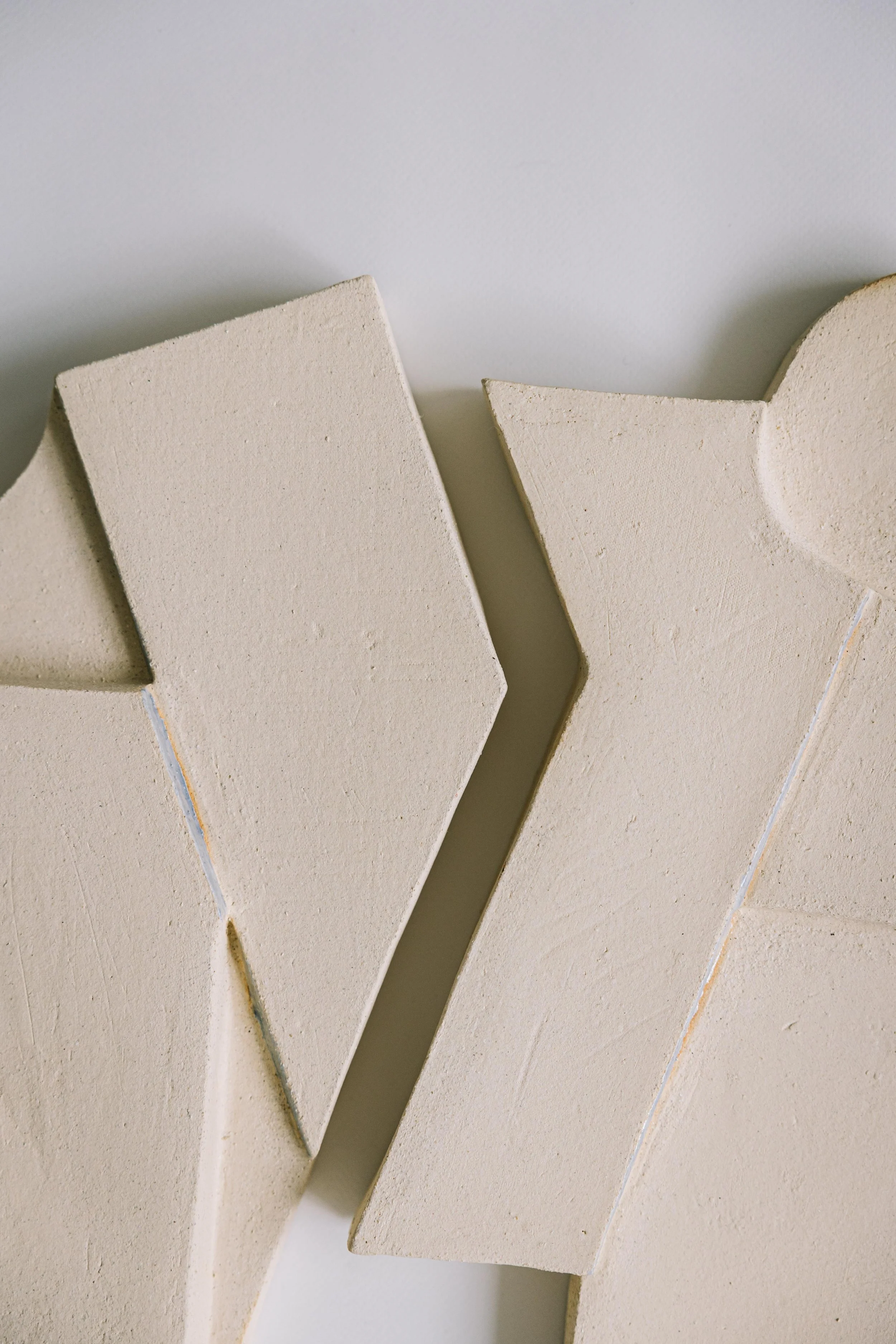 Bas-relief mural – art céramique –sculpture plaza – Caroline Desile