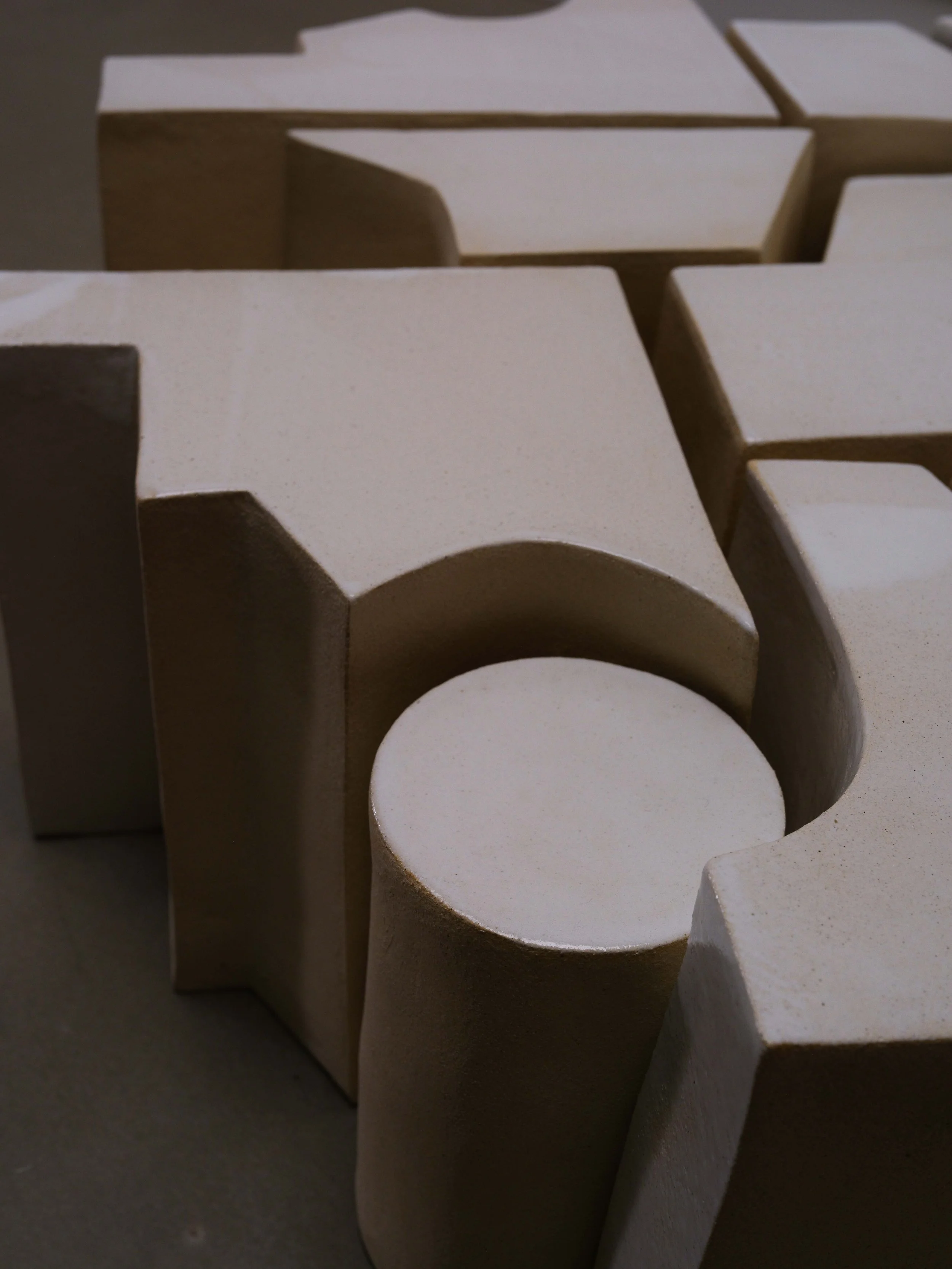 Table sculpturale en grès – Fragments de territoire – Caroline Desile – Geograms