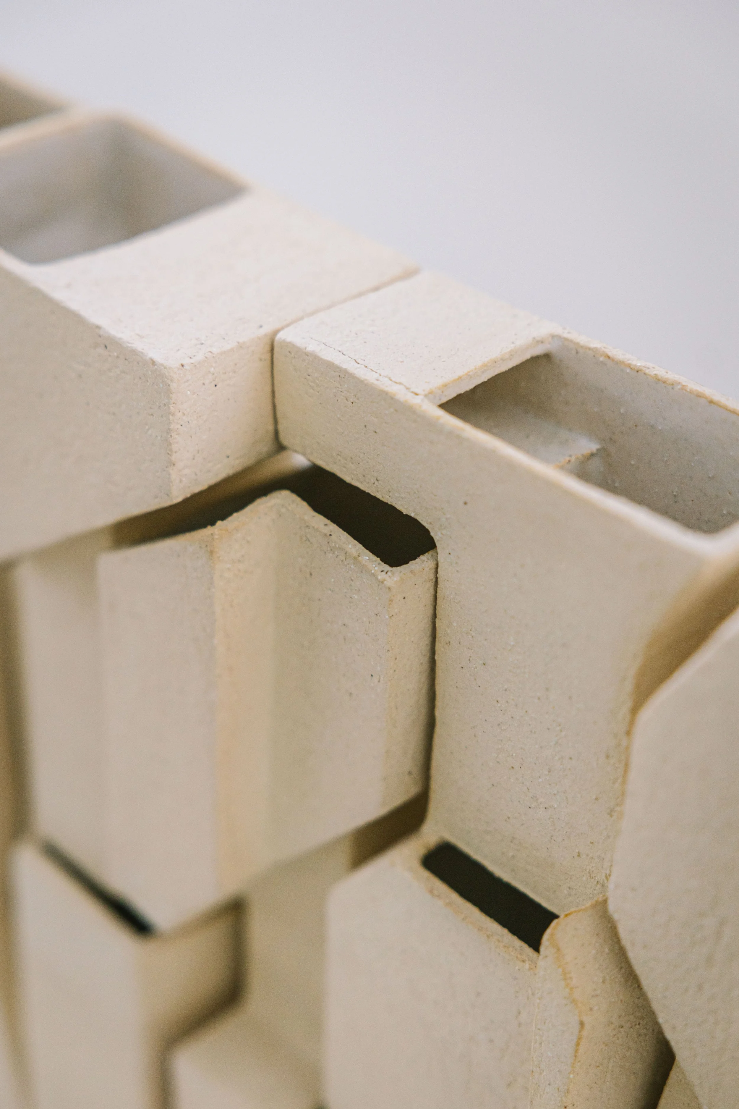 Bas-relief – art céramique –sculpture stone quarry – Caroline Desile