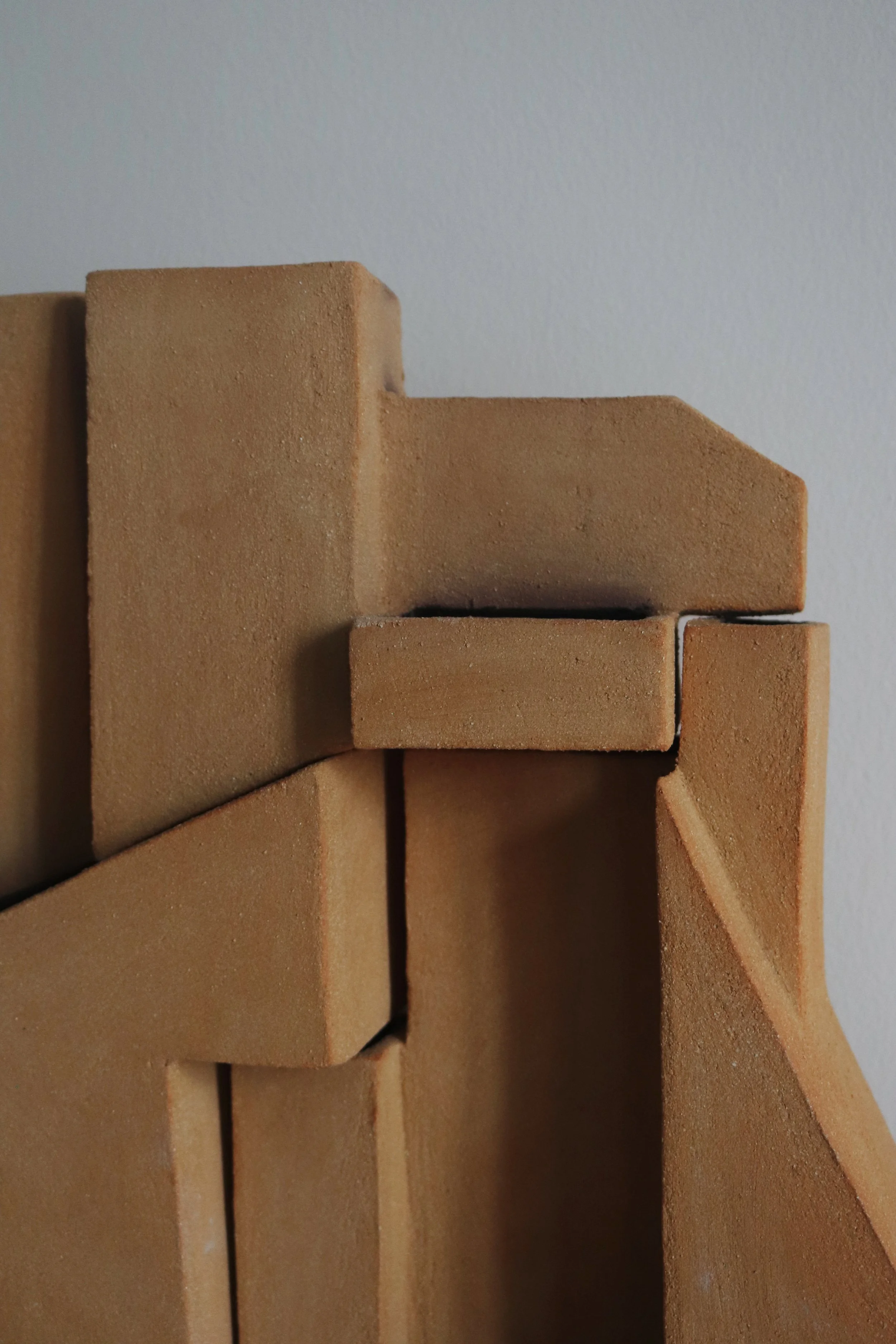 Sculpture bas-relief en grès – Caroline Desile – série Inner Landscape