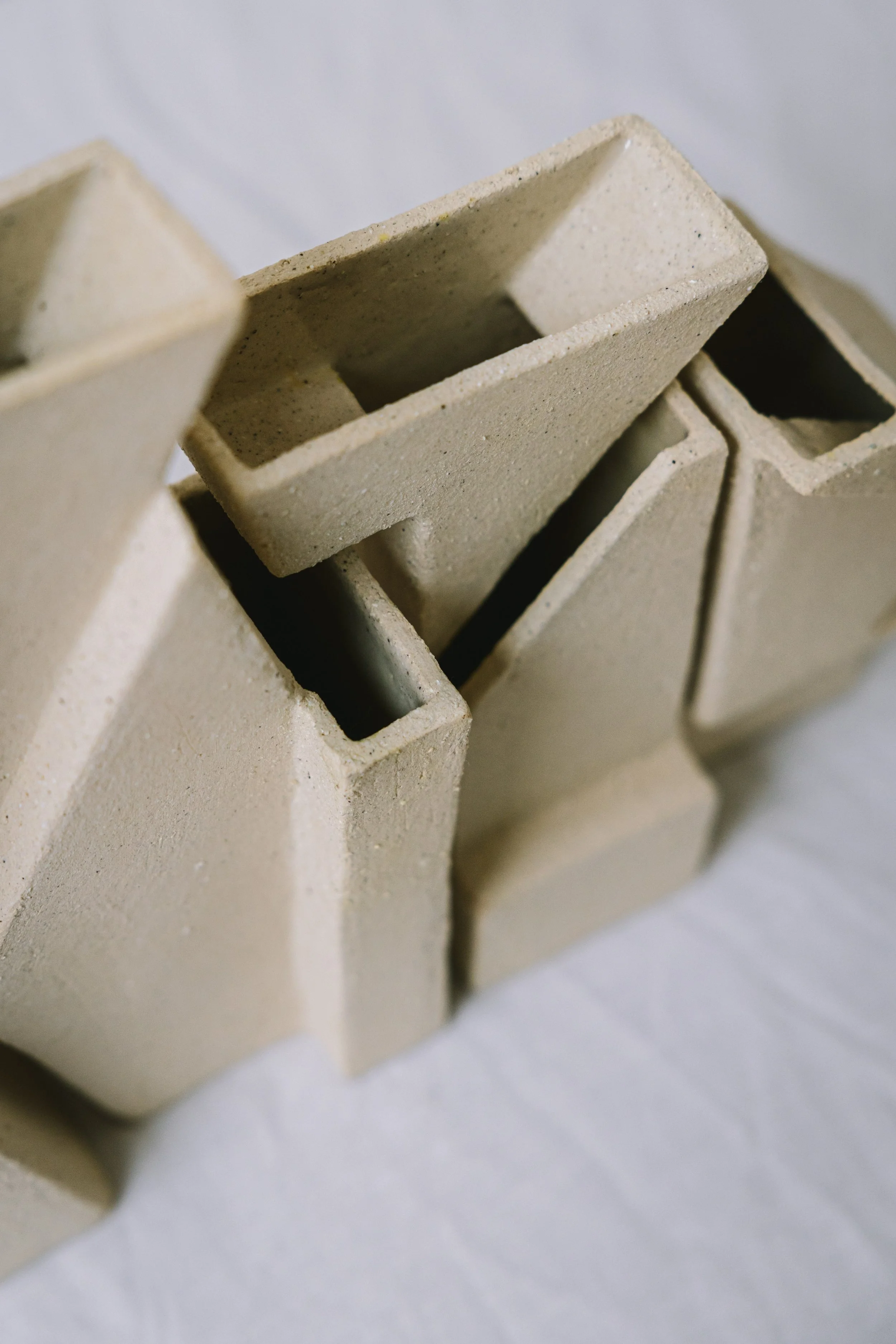 Bas-relief – art céramique –sculpture cliff – Caroline Desile