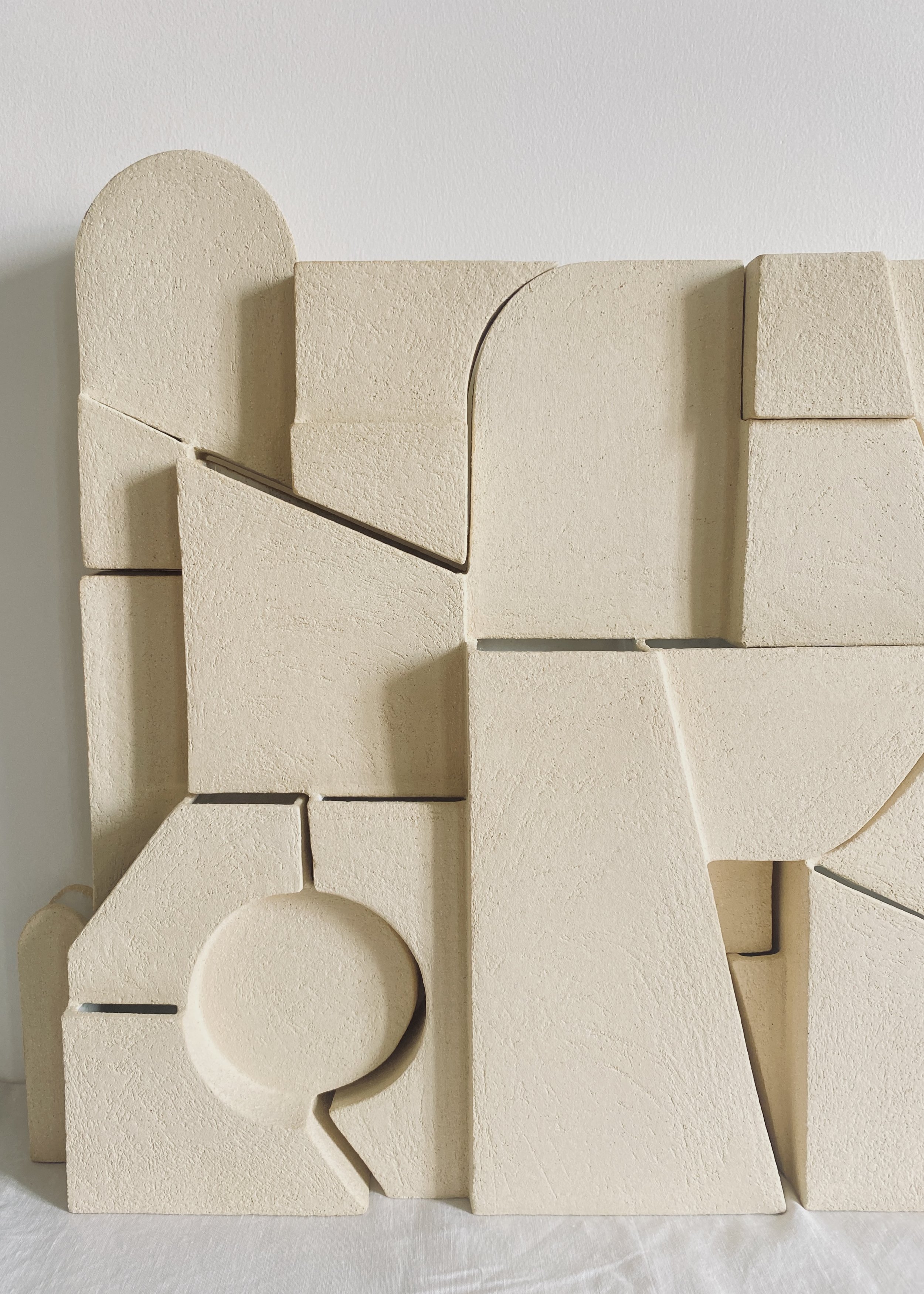 Bas-relief – art céramique –sculpture cantilever – Caroline Desile
