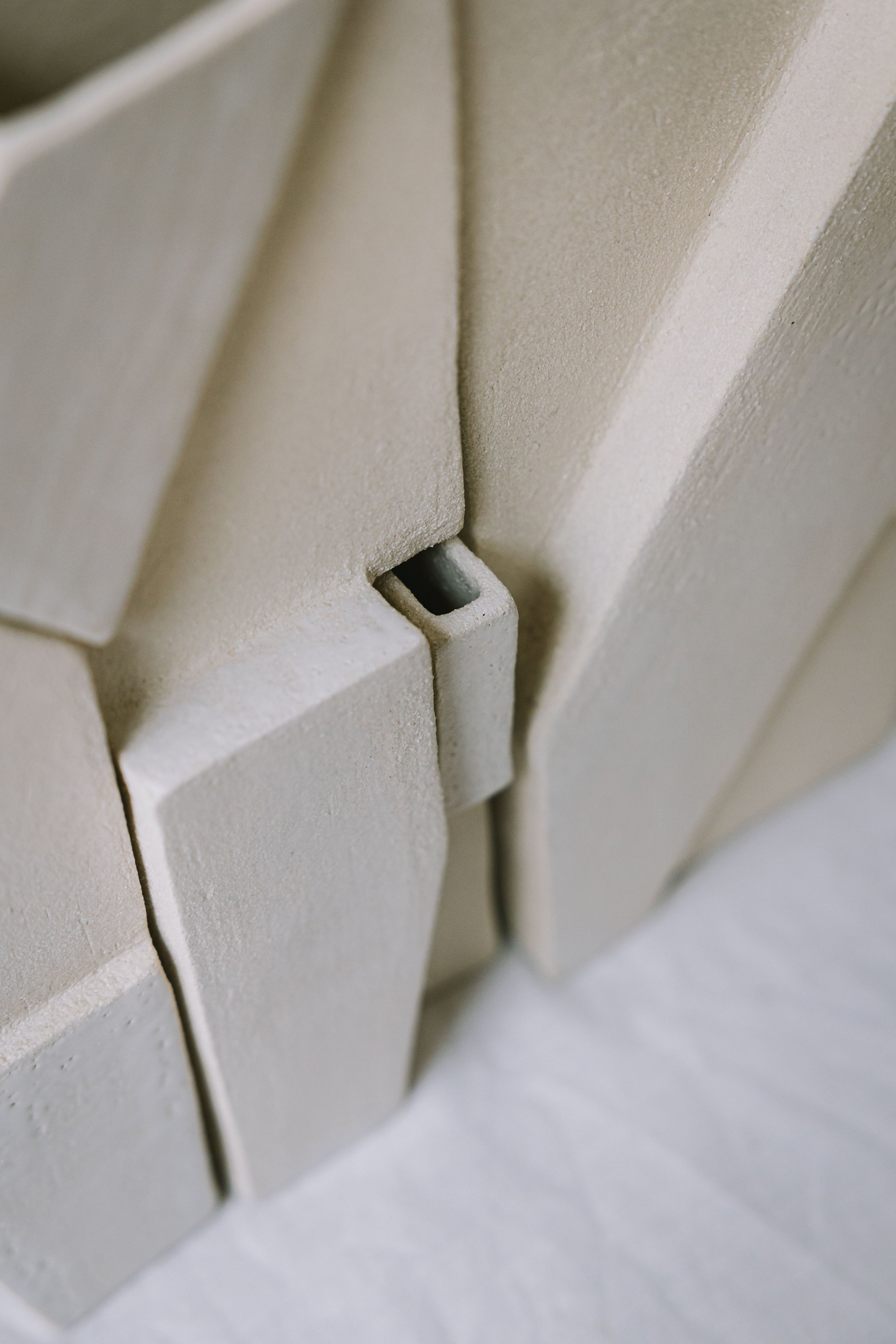 Bas-relief – art céramique –sculpture cliff – Caroline Desile