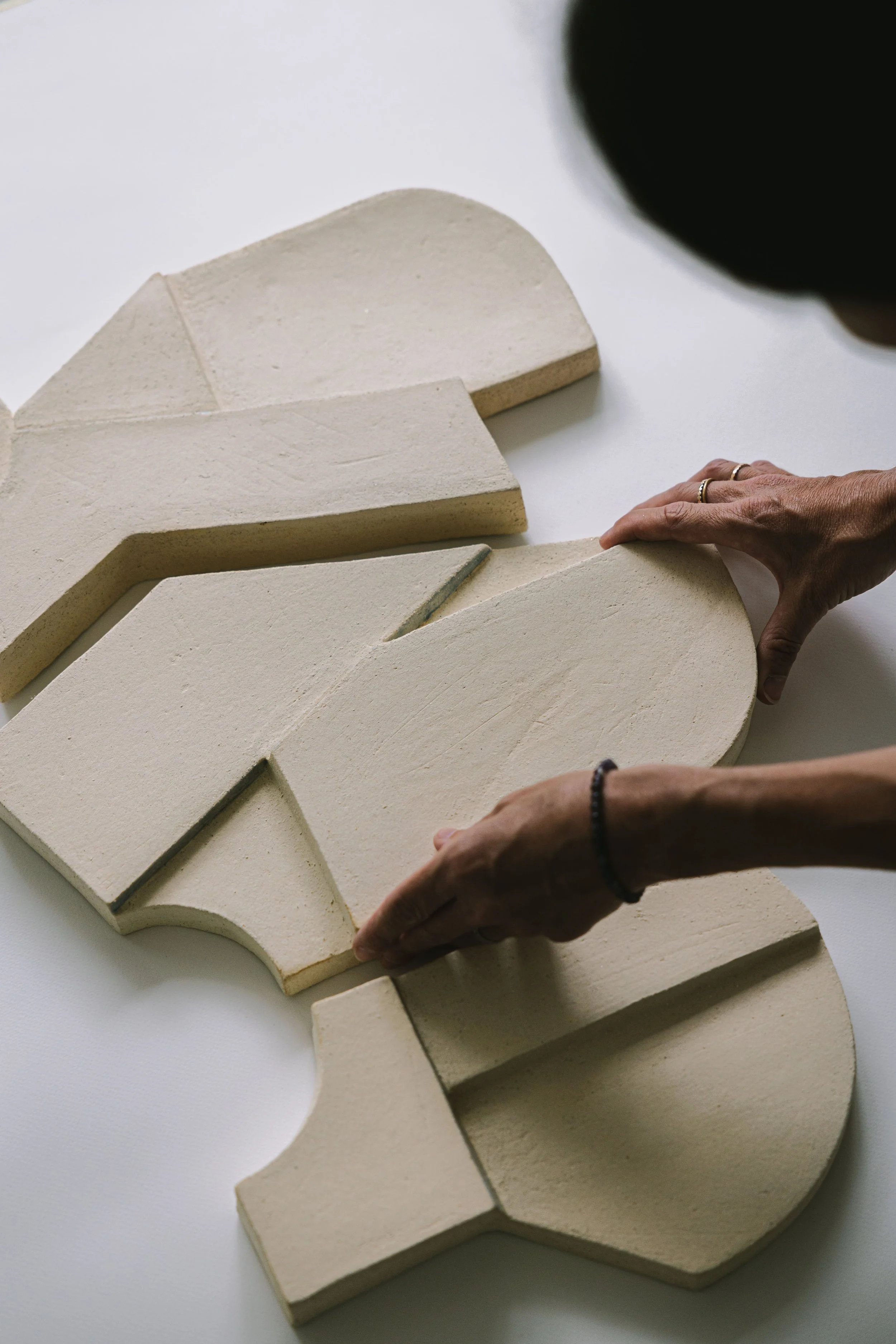 Bas-relief mural – art céramique –sculpture plaza – Caroline Desile