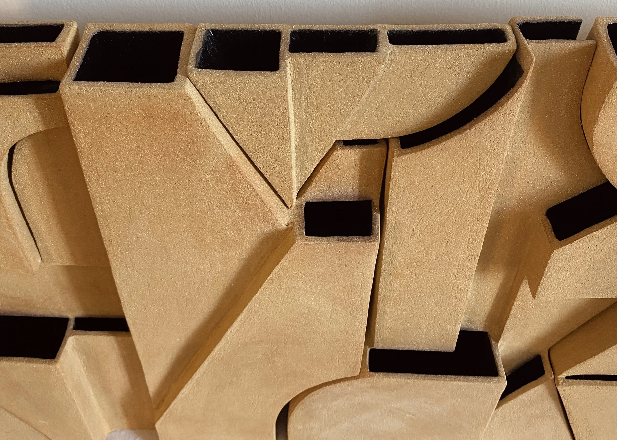 Bas-relief – art céramique –sculpture desert – Caroline Desile