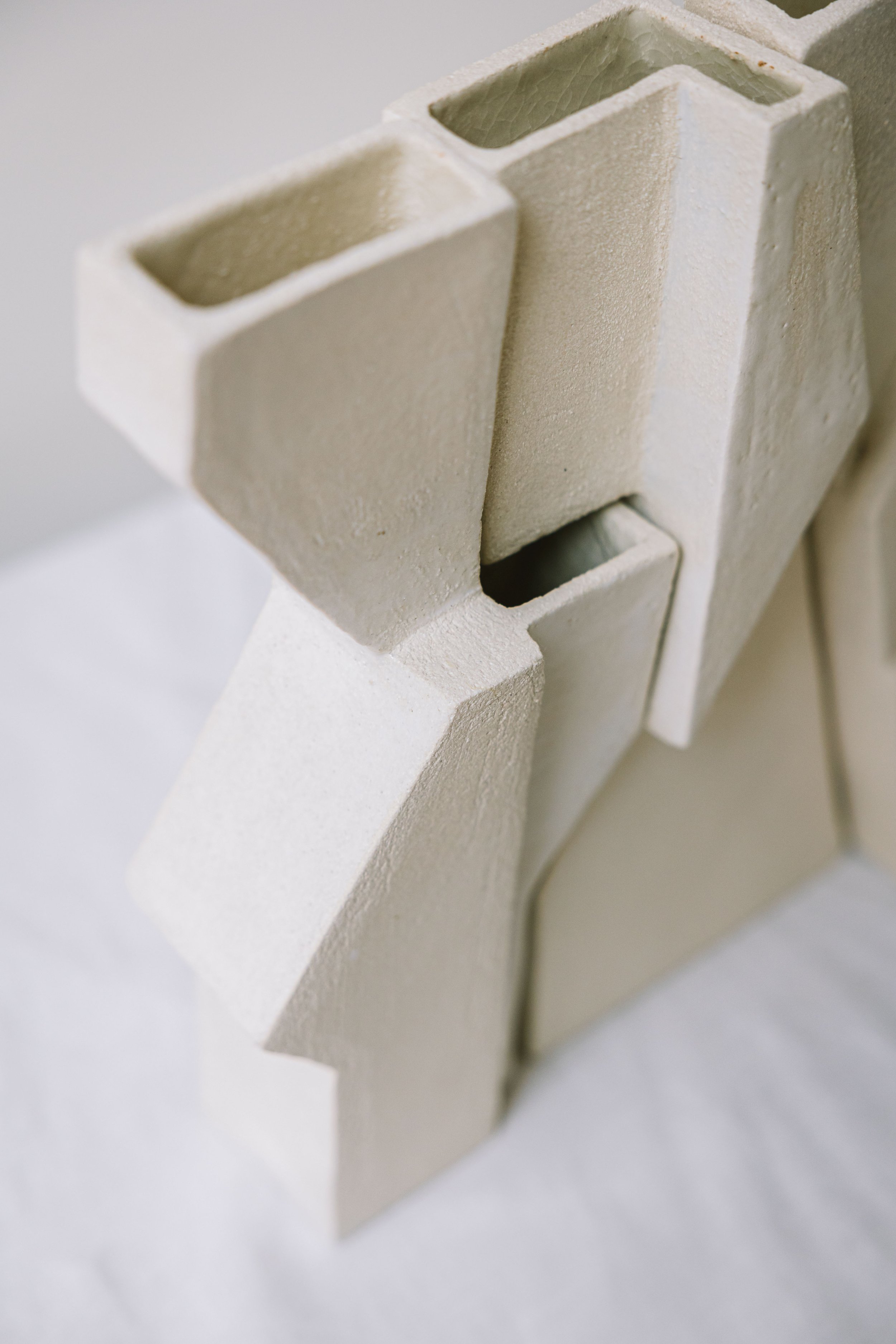 Bas-relief – art céramique –sculpture cliff – Caroline Desile