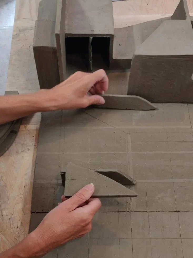 Construction oeuvre bas-relief le mur habité – Caroline Desile