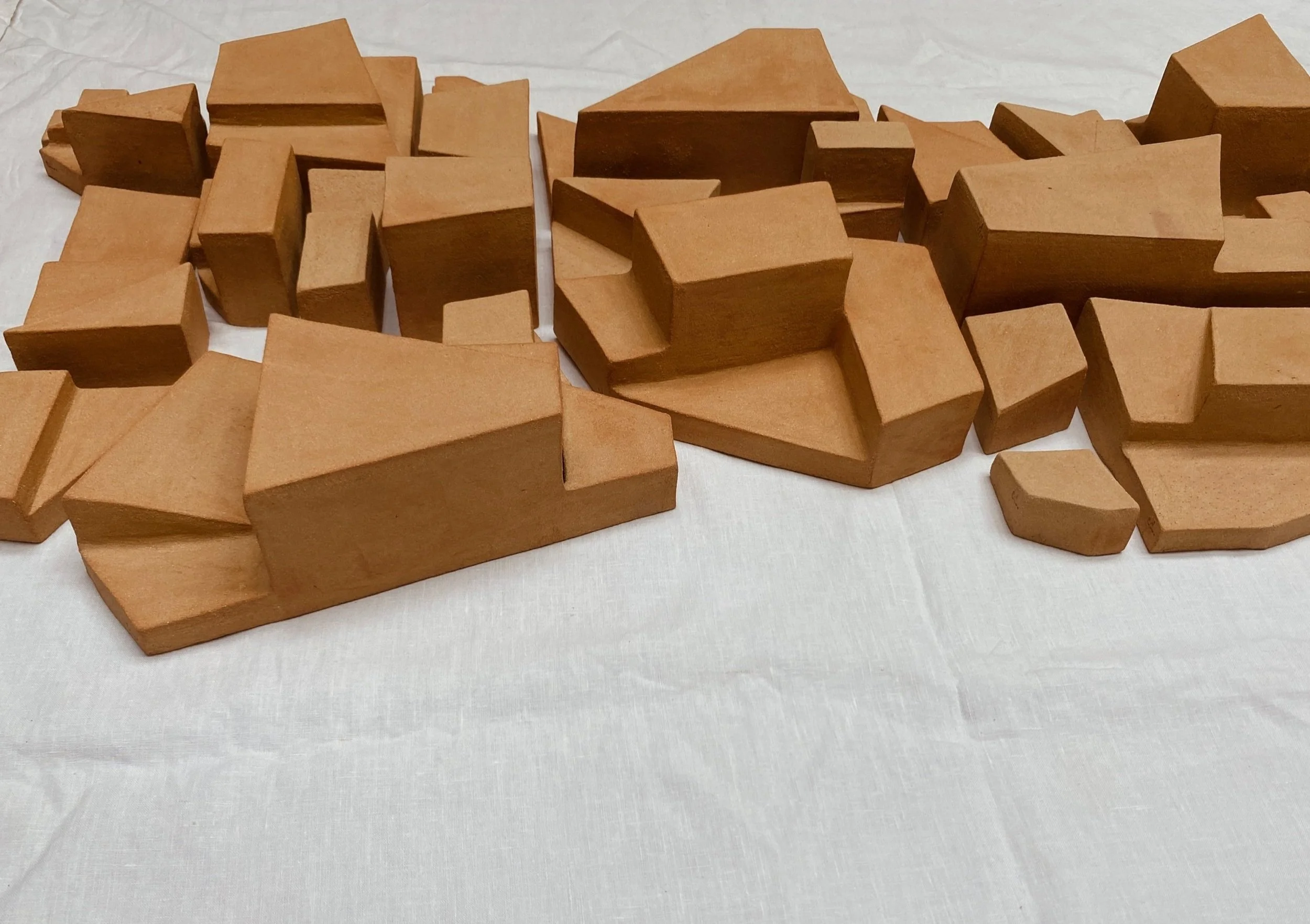 Bas-relief mural – art céramique –sculpture urbanism – Caroline Desile