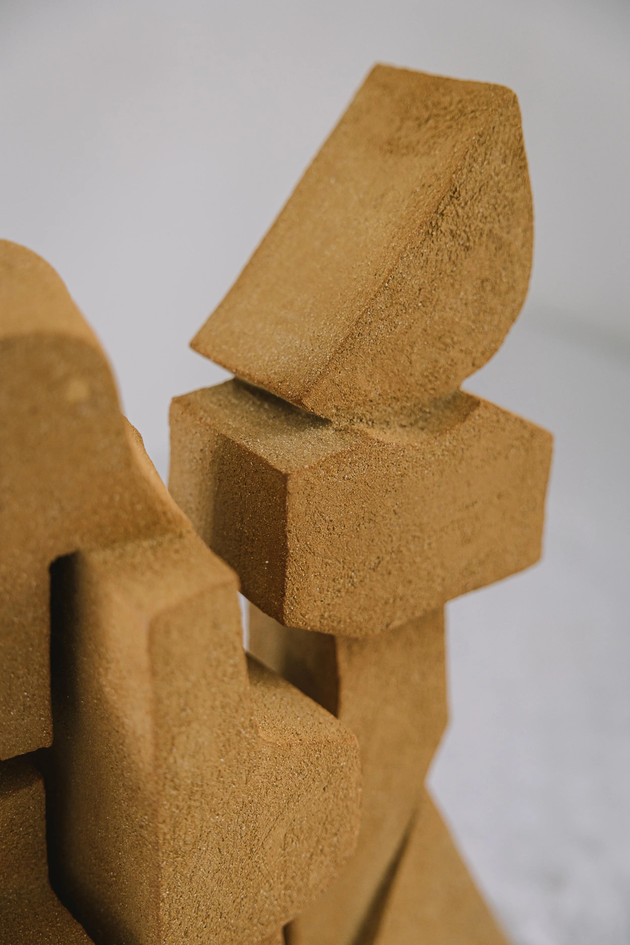 Bas-relief – art céramique –sculpture society – Caroline Desile