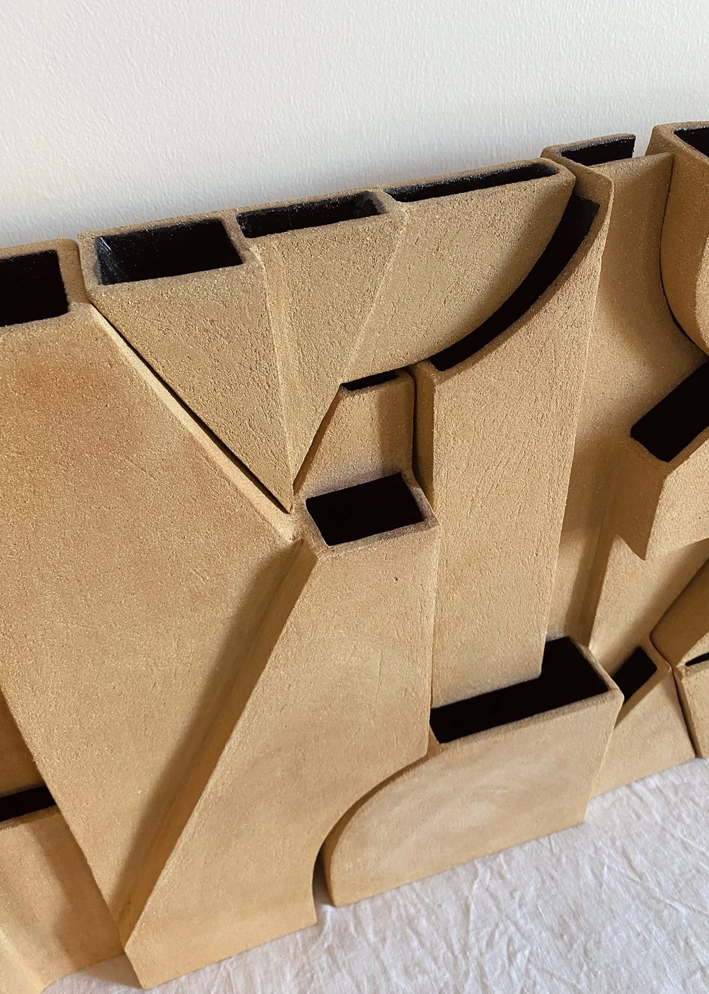 Bas-relief – art céramique –sculpture desert – Caroline Desile